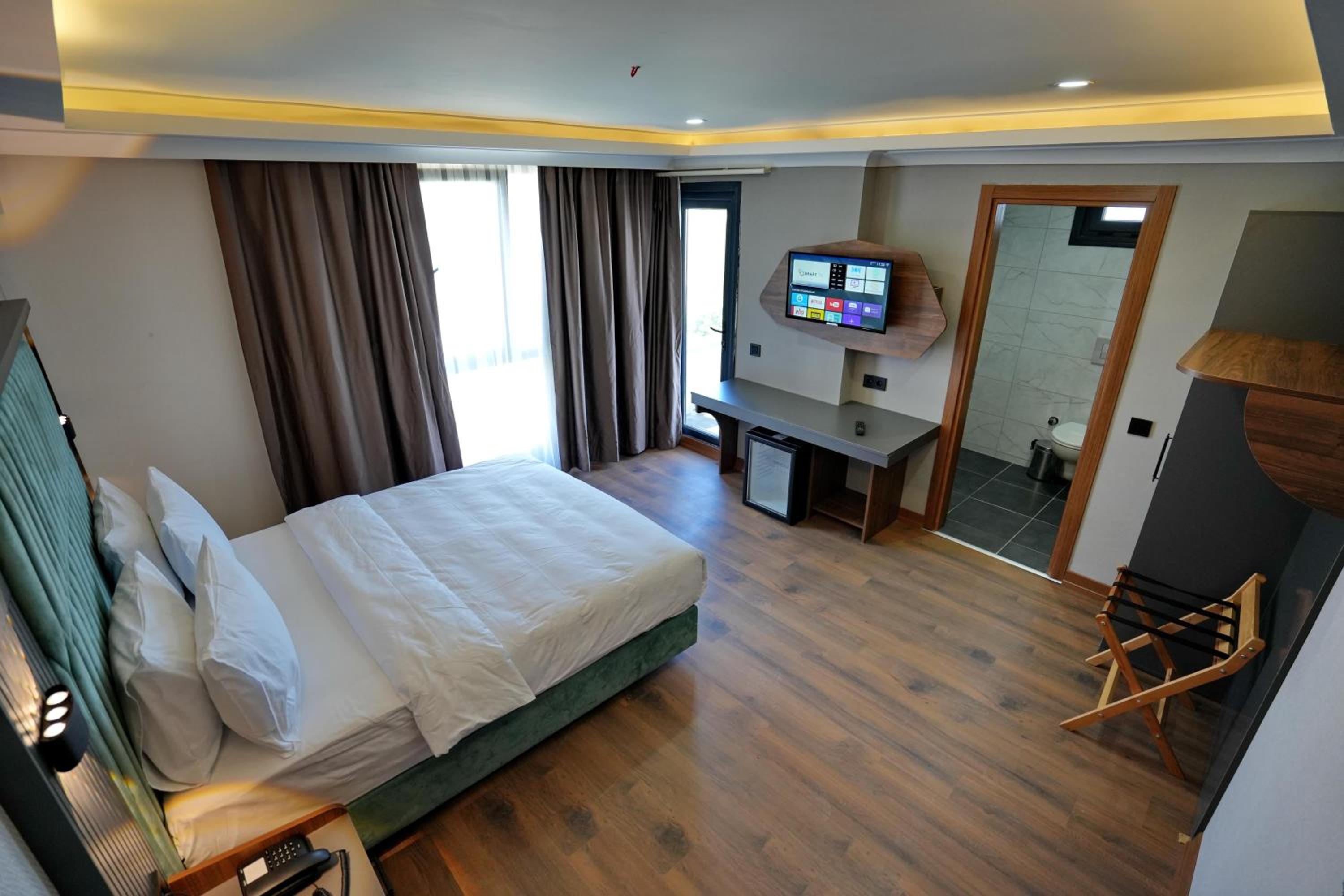 Deluxe Double Room with Balcony - Photo 7