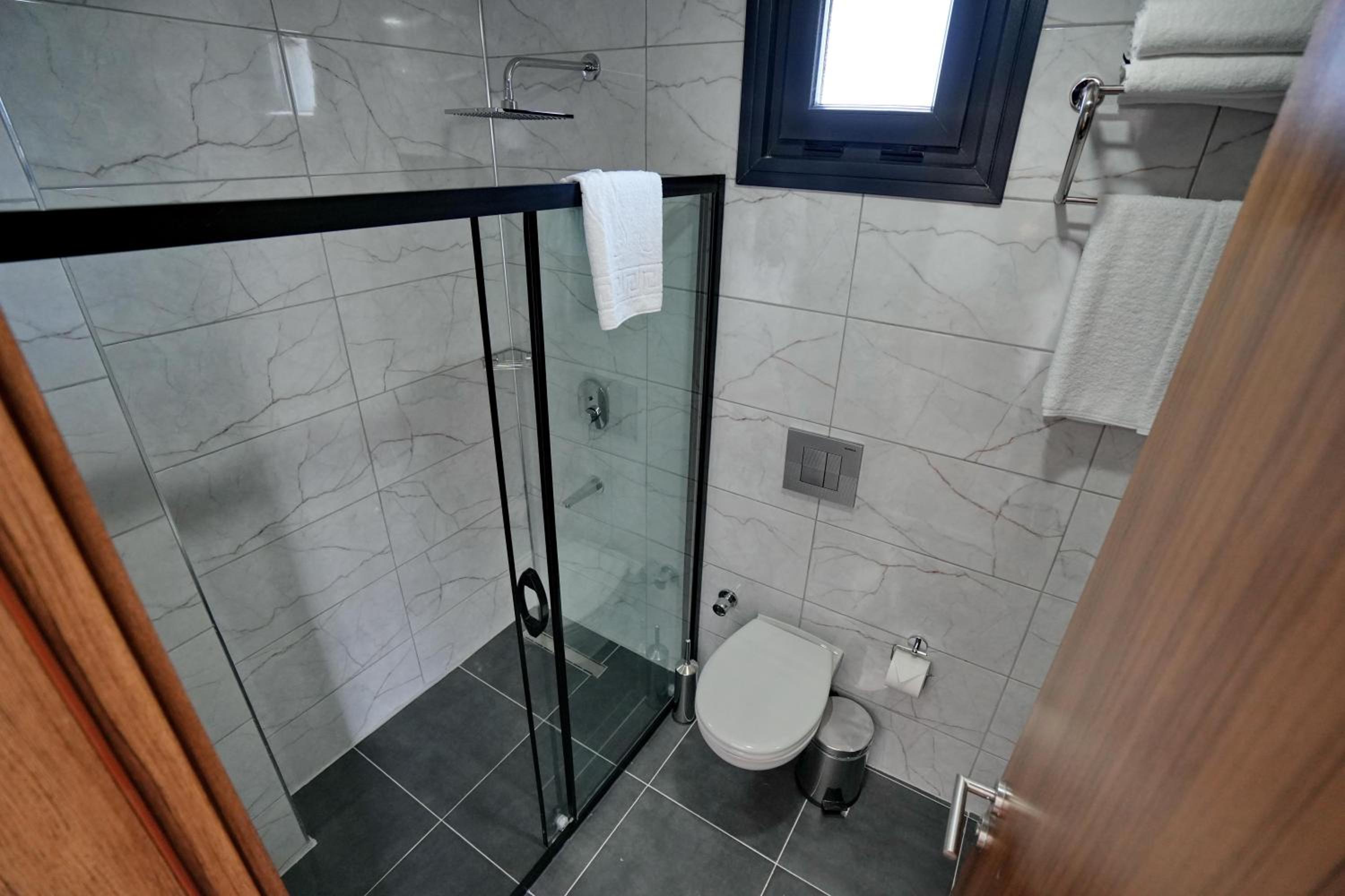 Deluxe Double Room with Balcony - Photo 9