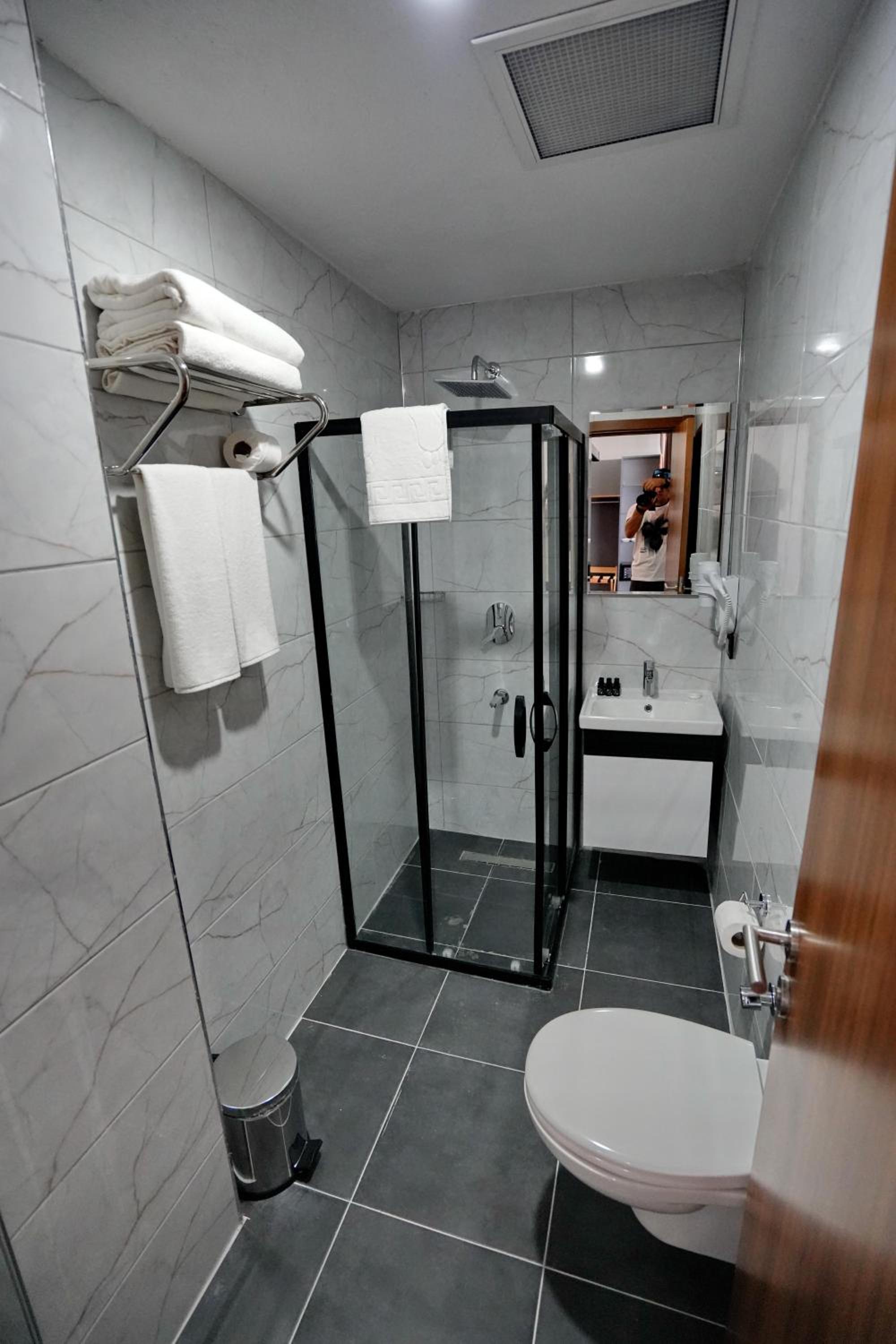 Deluxe Double Room with Balcony - Photo 10
