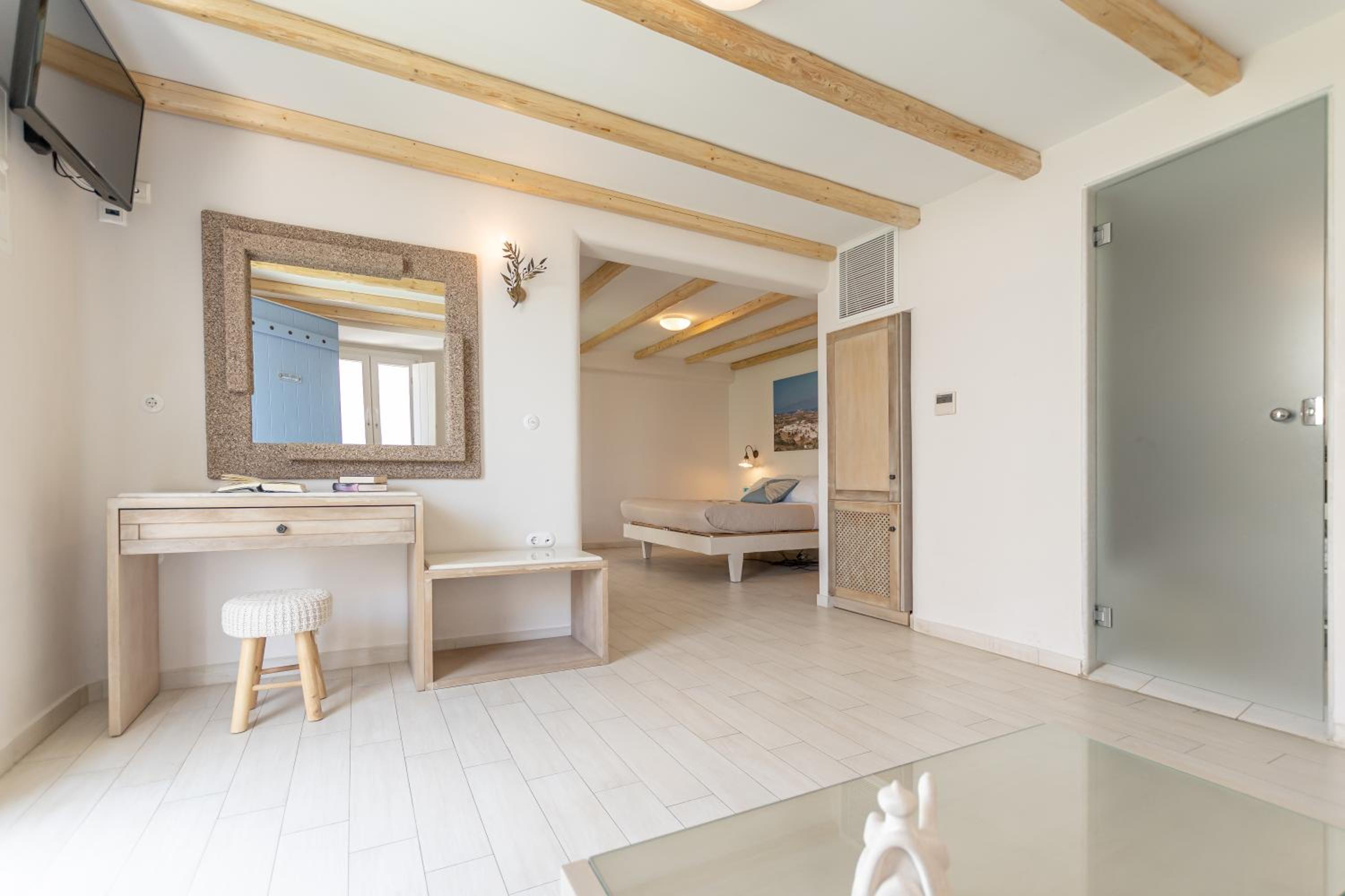 Family Room with Private Veranda & Hot Tub (2-4 People)