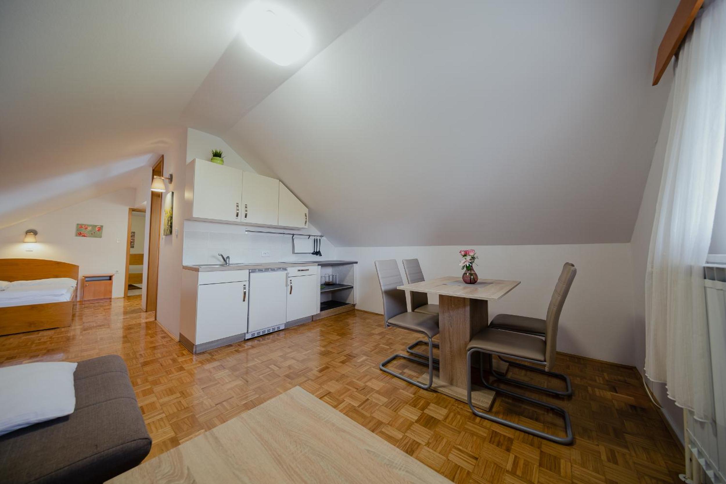 Studio Apartment - Photo 9