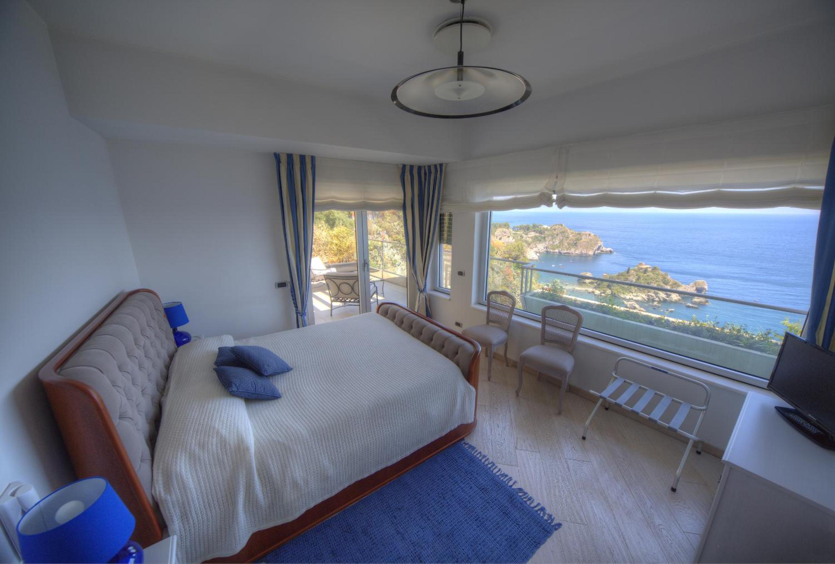 Superior Double Room with Terrace and Sea view photo 2