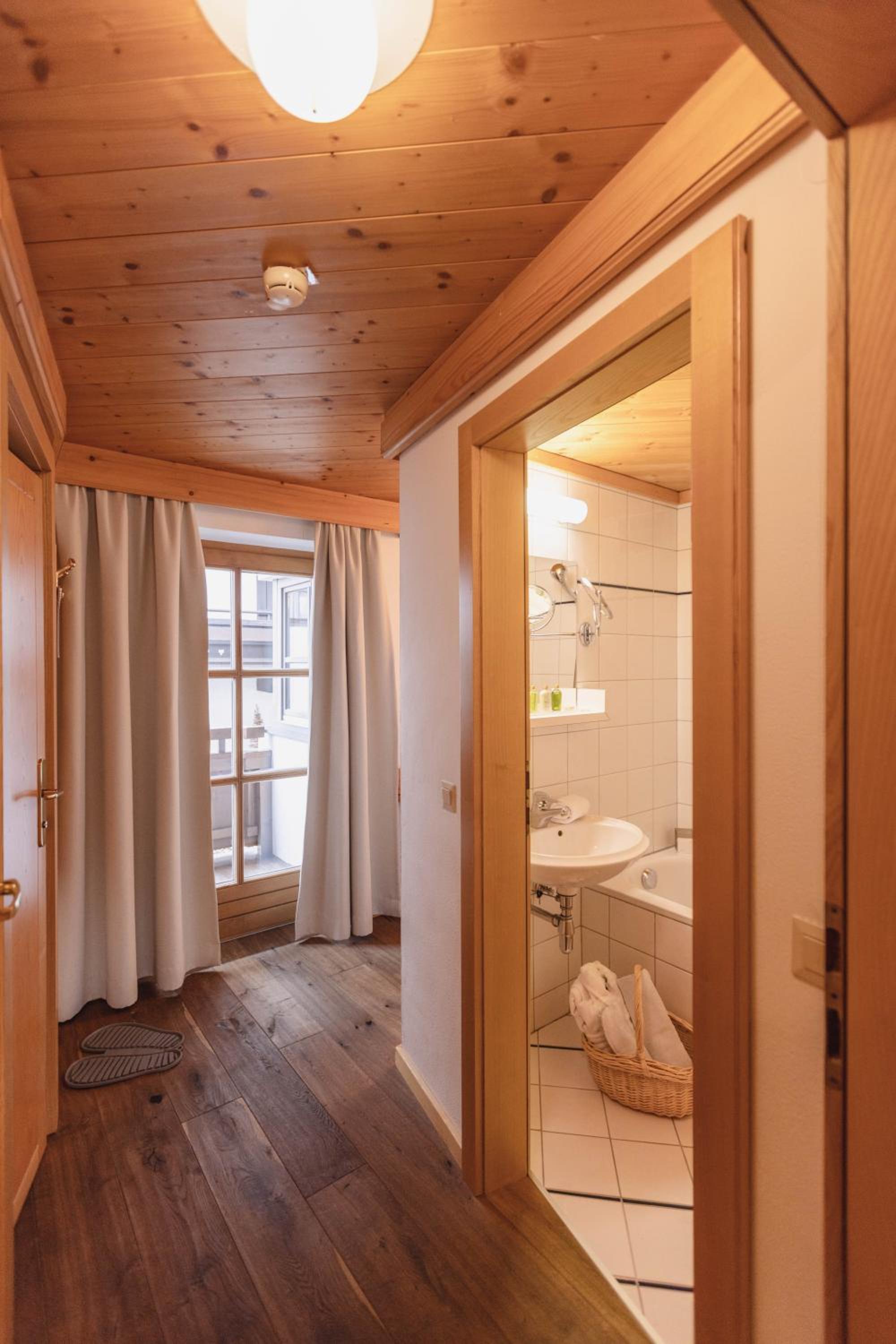 Double Room with Balcony - Photo 6