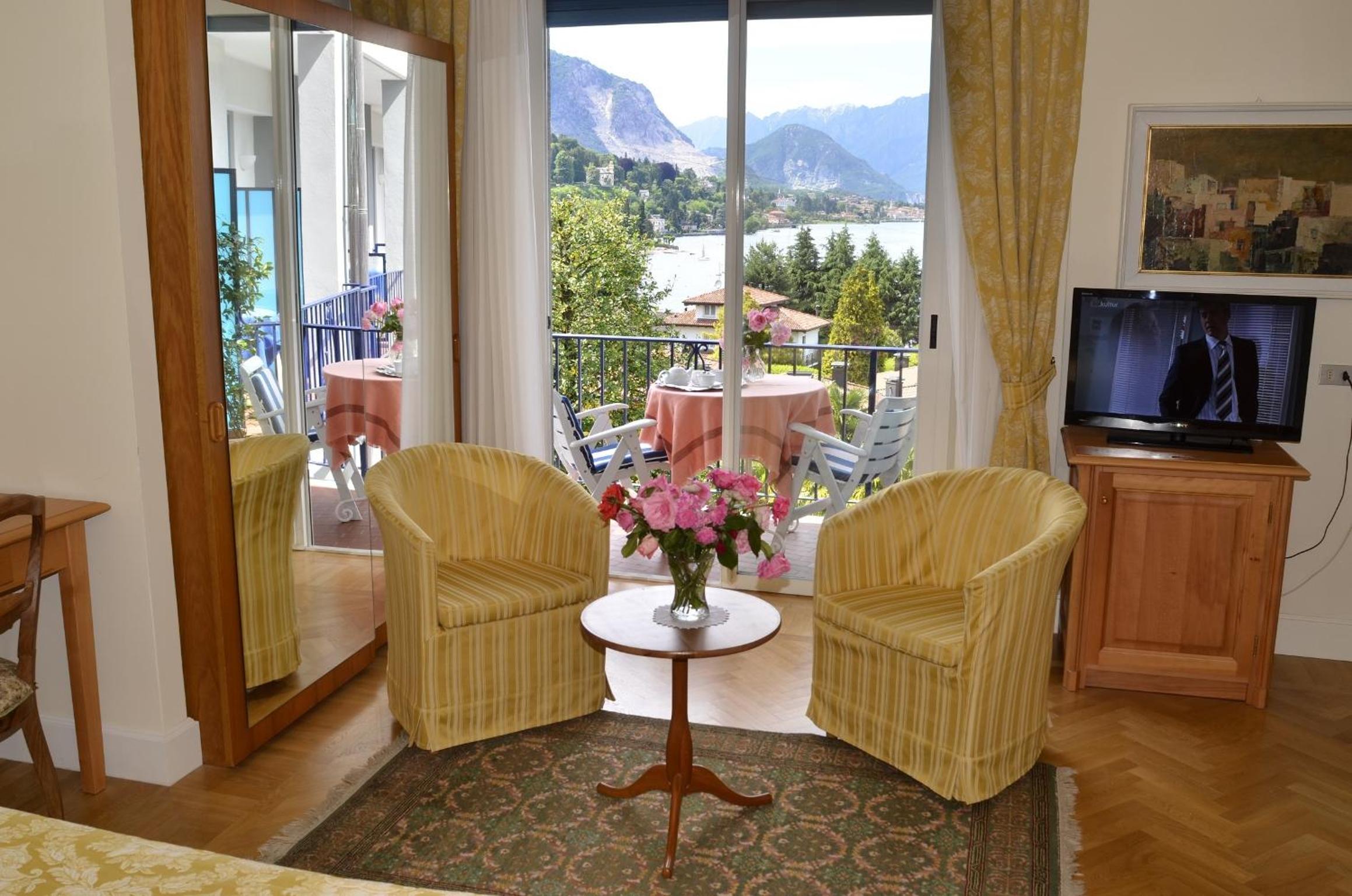 Double or Twin Room with Lake View - Photo 4