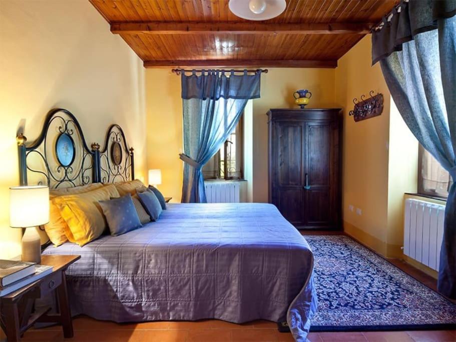 Eight-Bedroom House photo 2