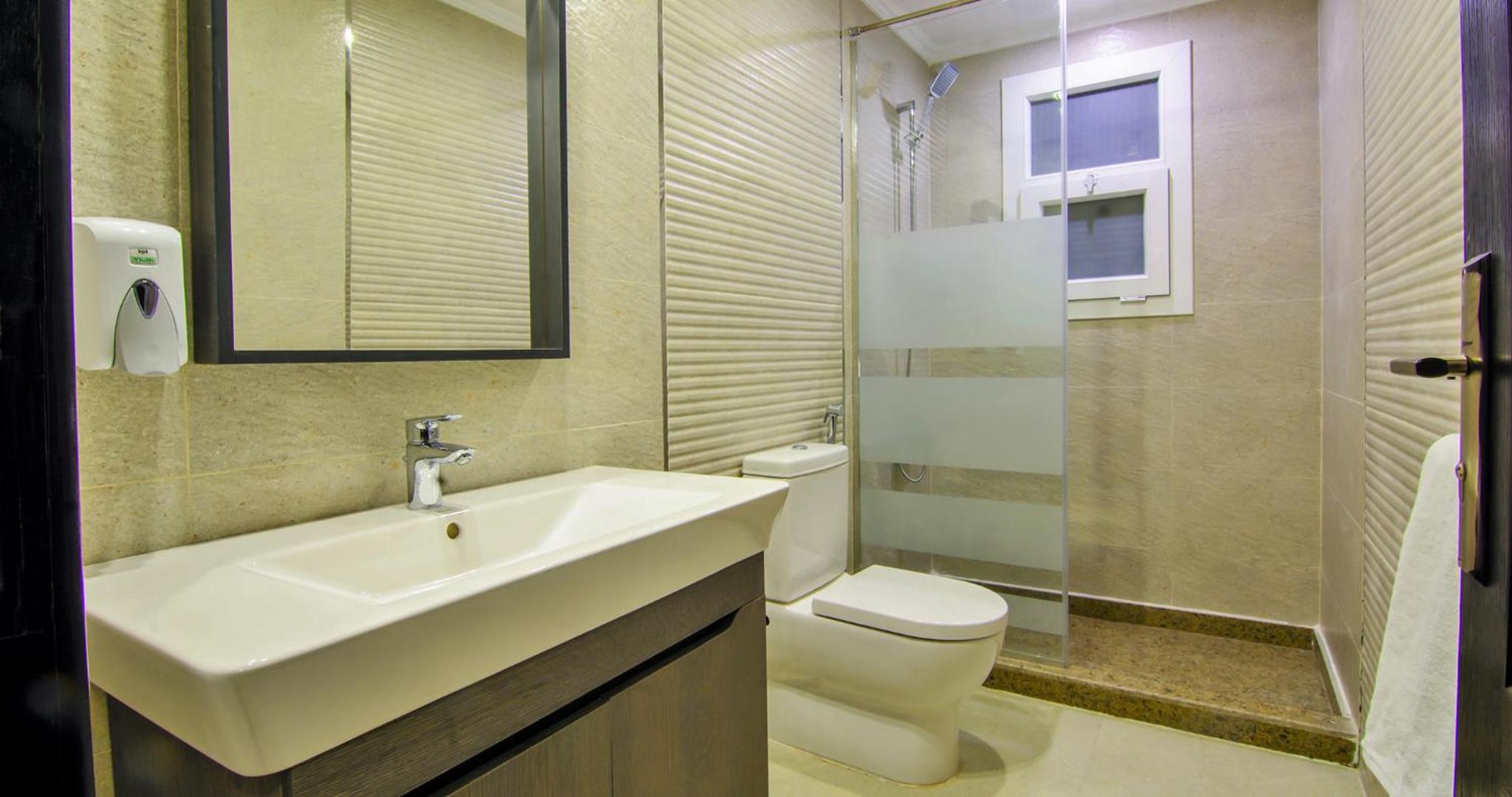 Apartment With Pool View - Photo 6