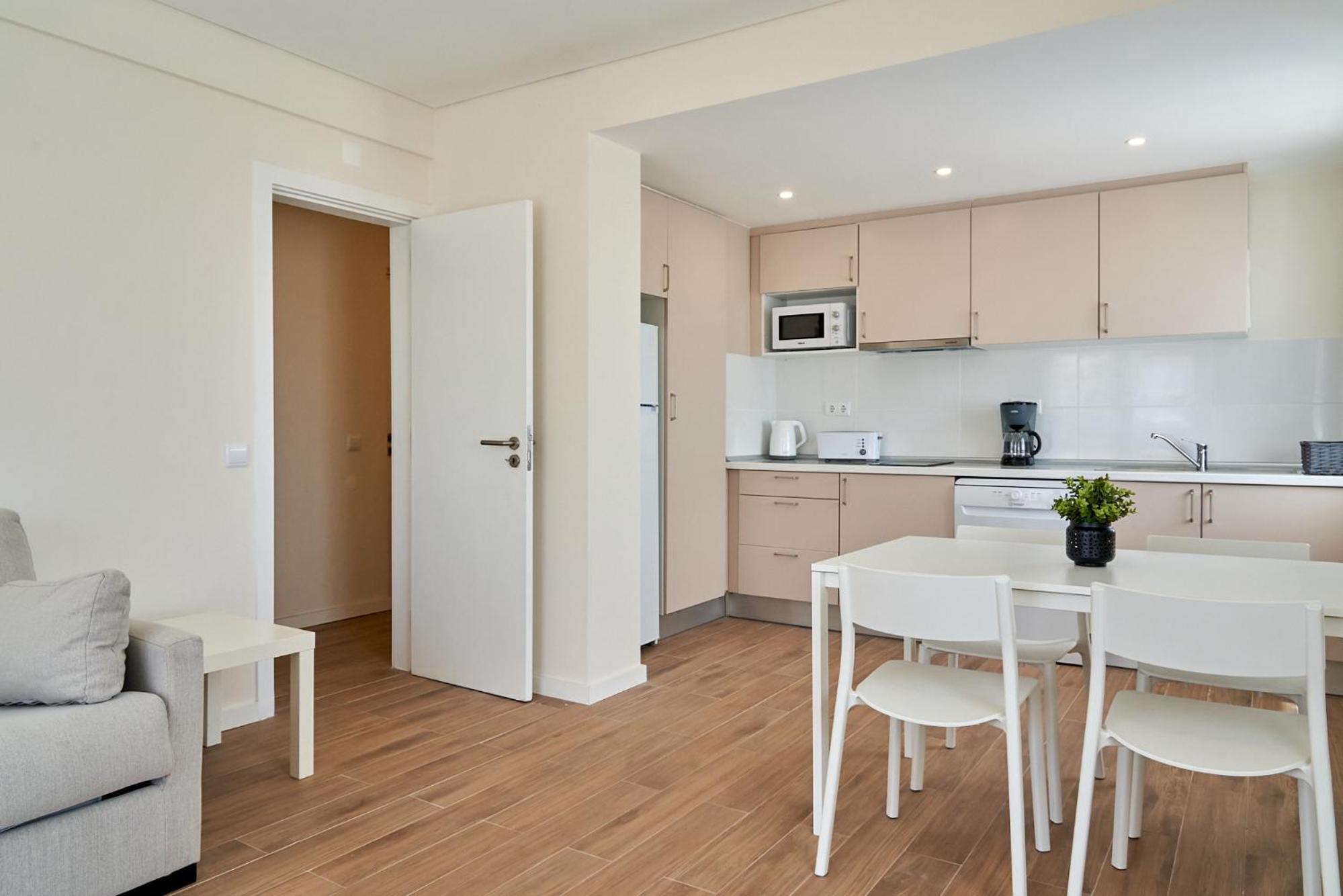 One-Bedroom Apartment with Ocean View - No Balcony photo 2