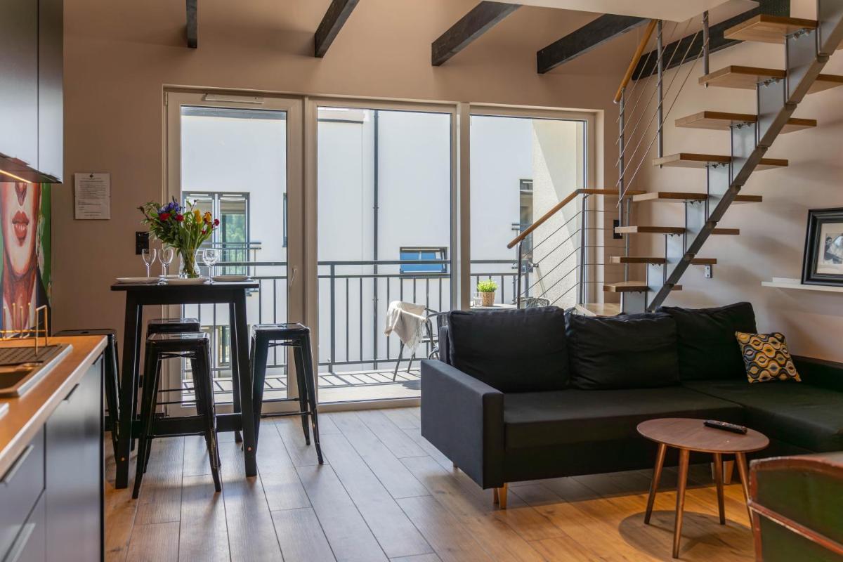 Apartment with Balcony - Photo 5