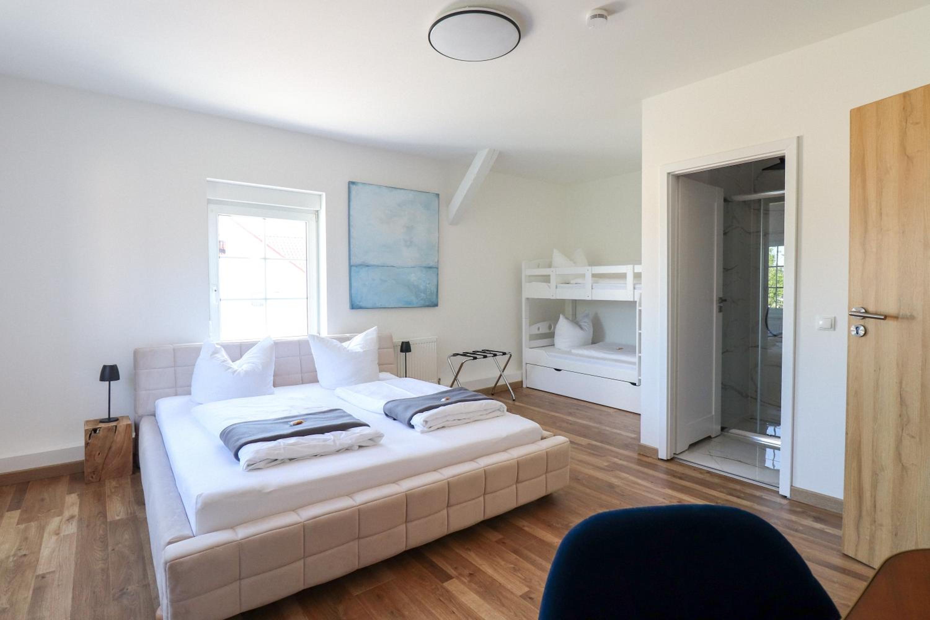 Family Room with Private Bathroom photo 2