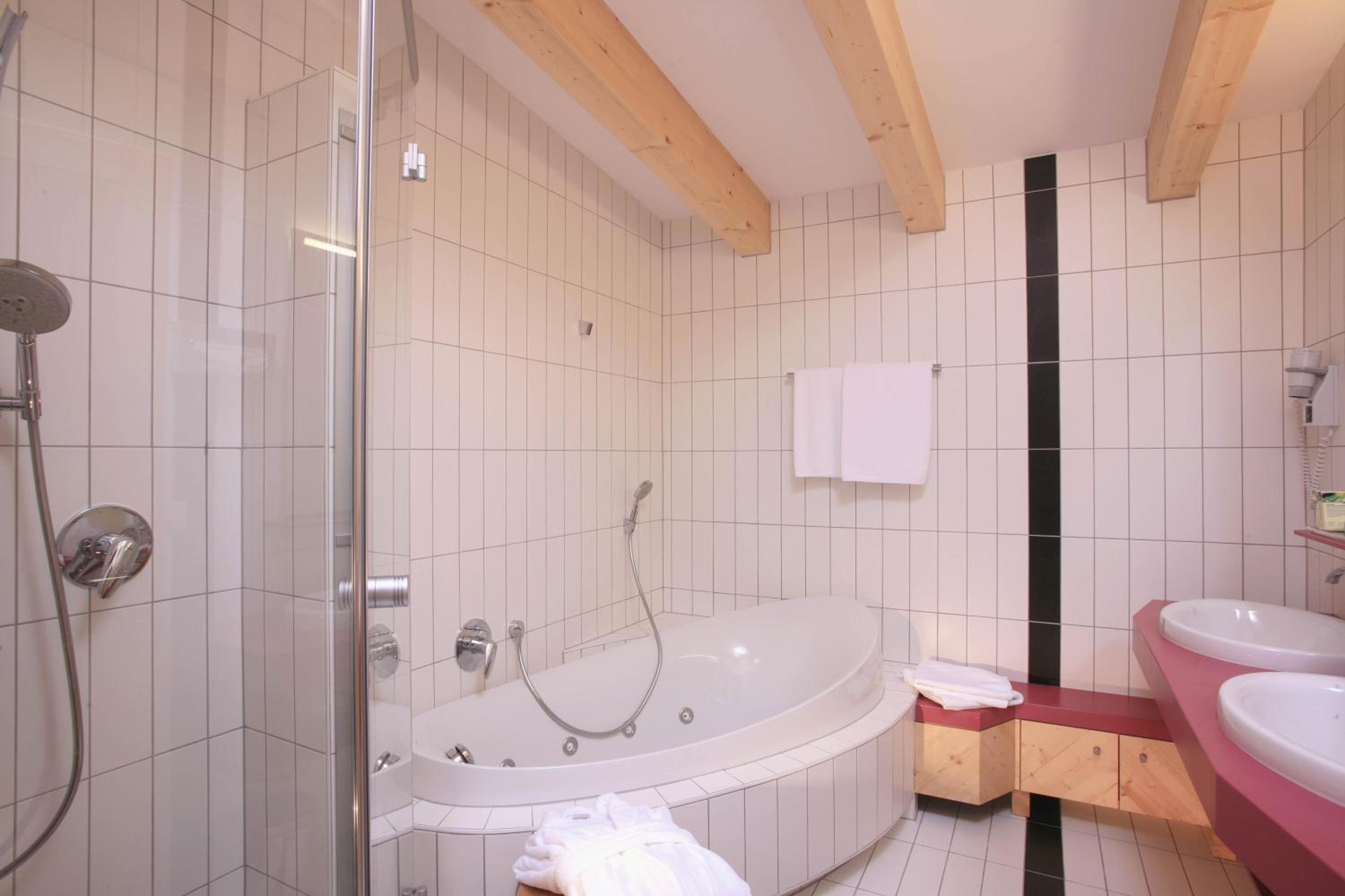 Deluxe Suite - Photo 12