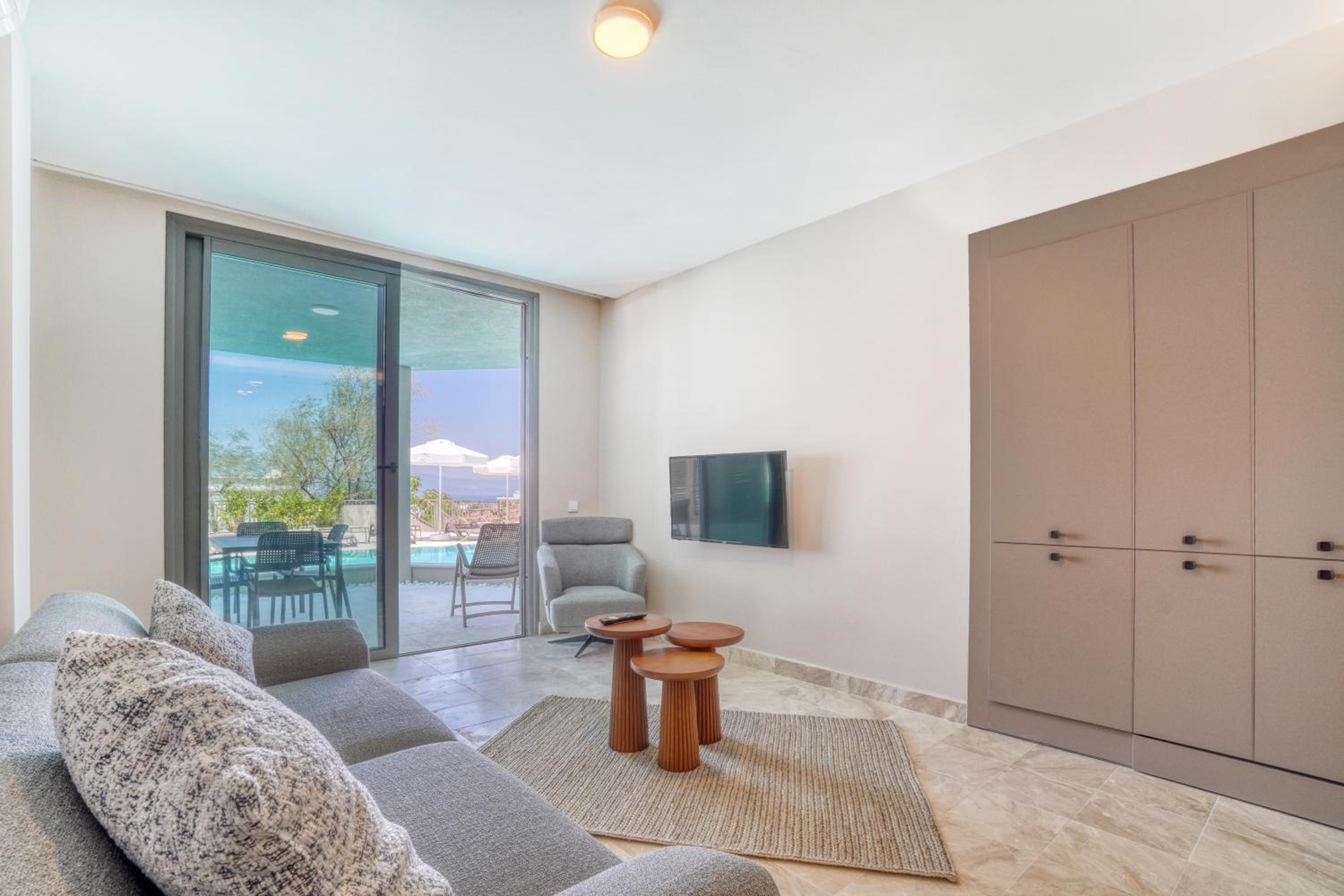 Apartment with Pool View