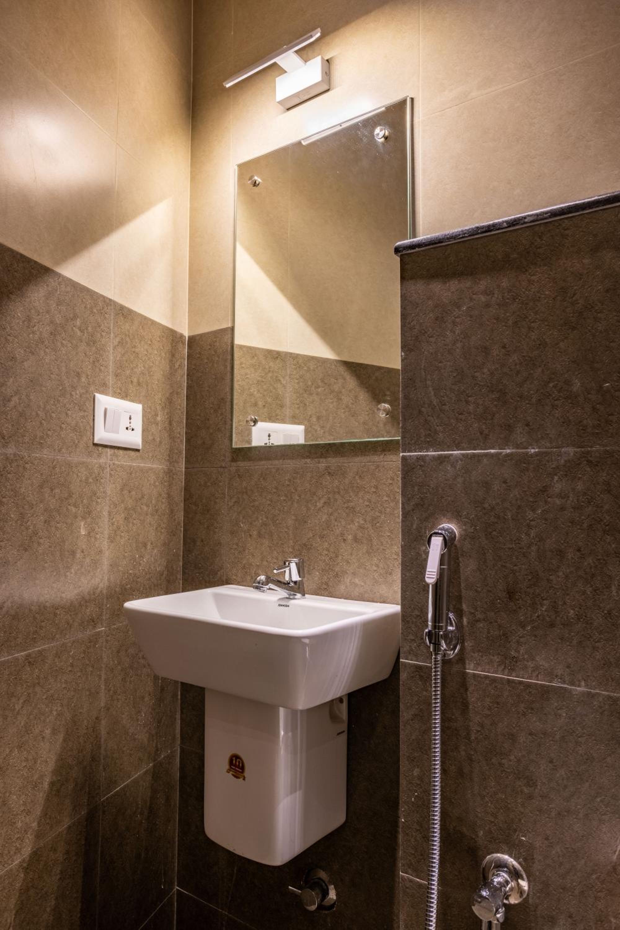 Superior King Room - Photo 7