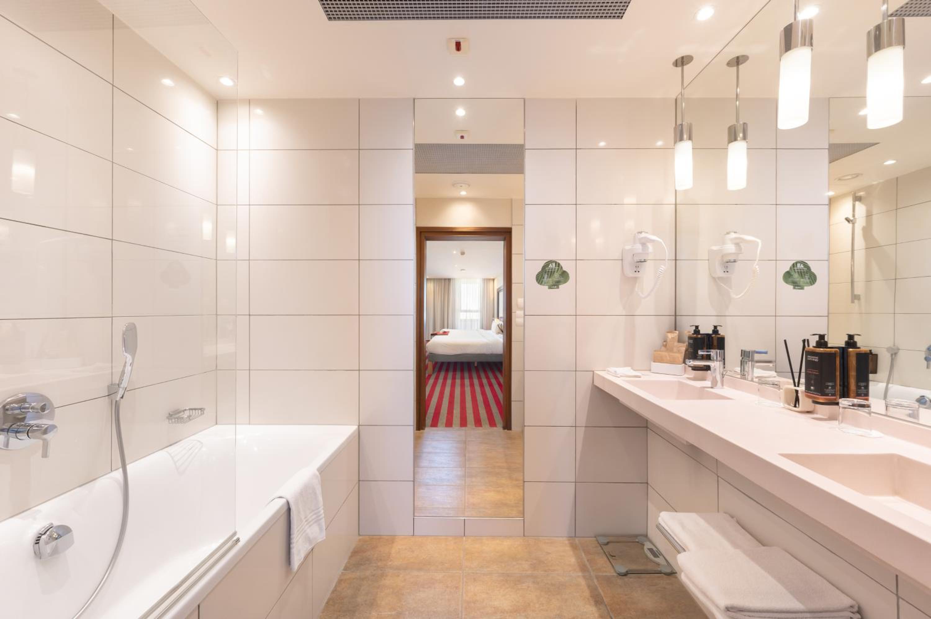 Deluxe Queen Suite - Photo 7