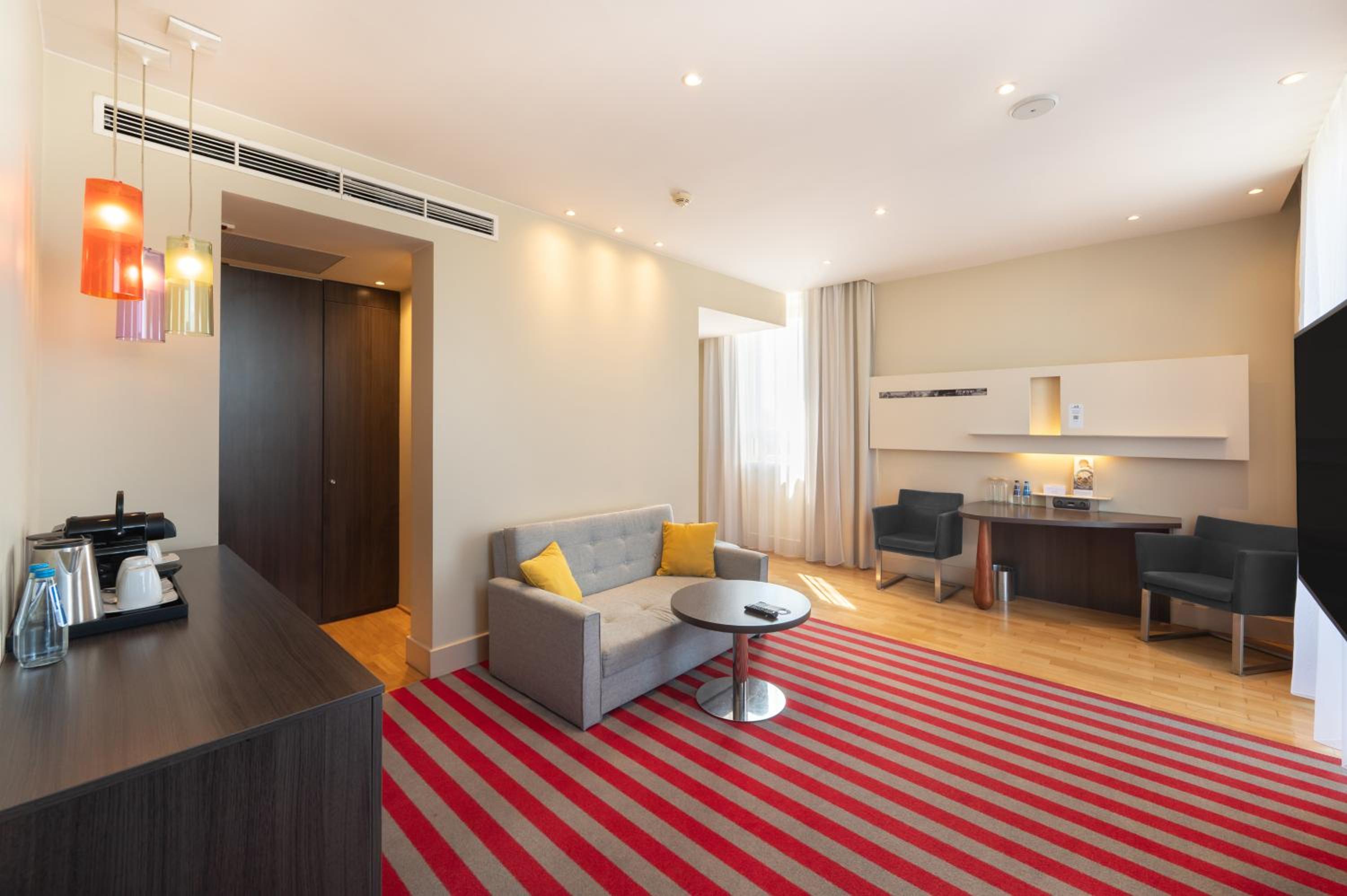 Deluxe Queen Suite - Photo 6