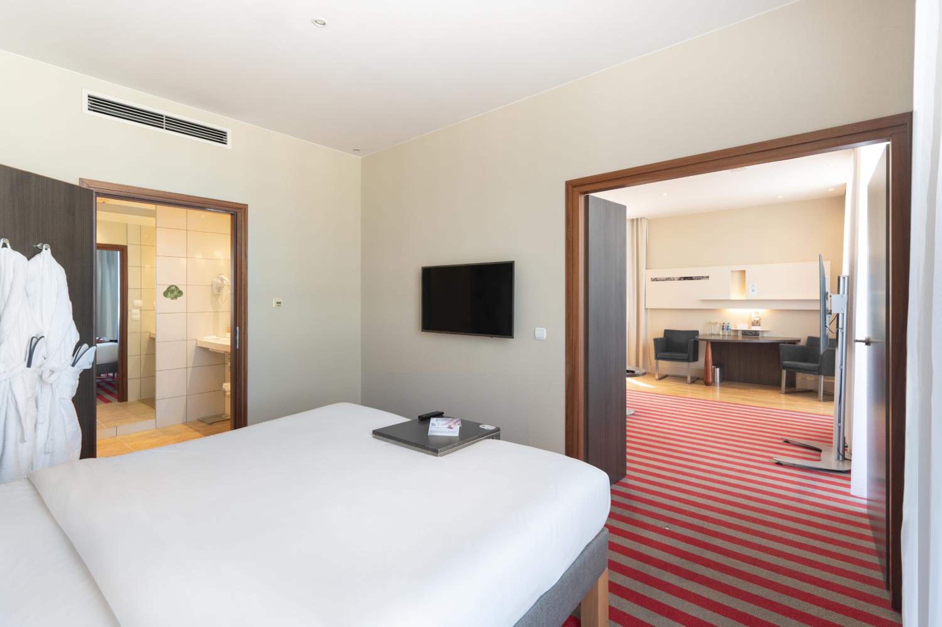 Deluxe Queen Suite - Photo 5