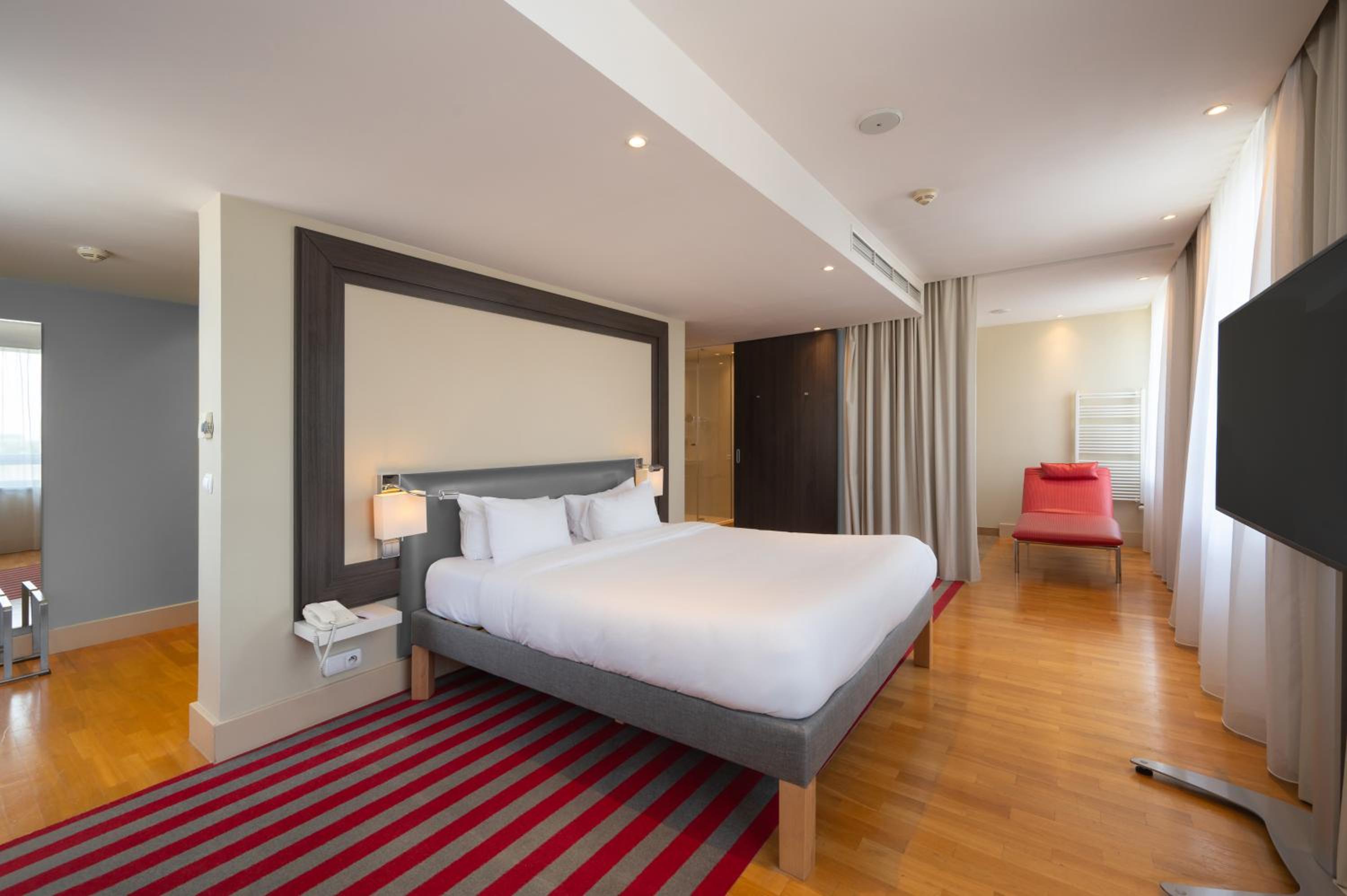 Junior Queen Suite - Photo 13