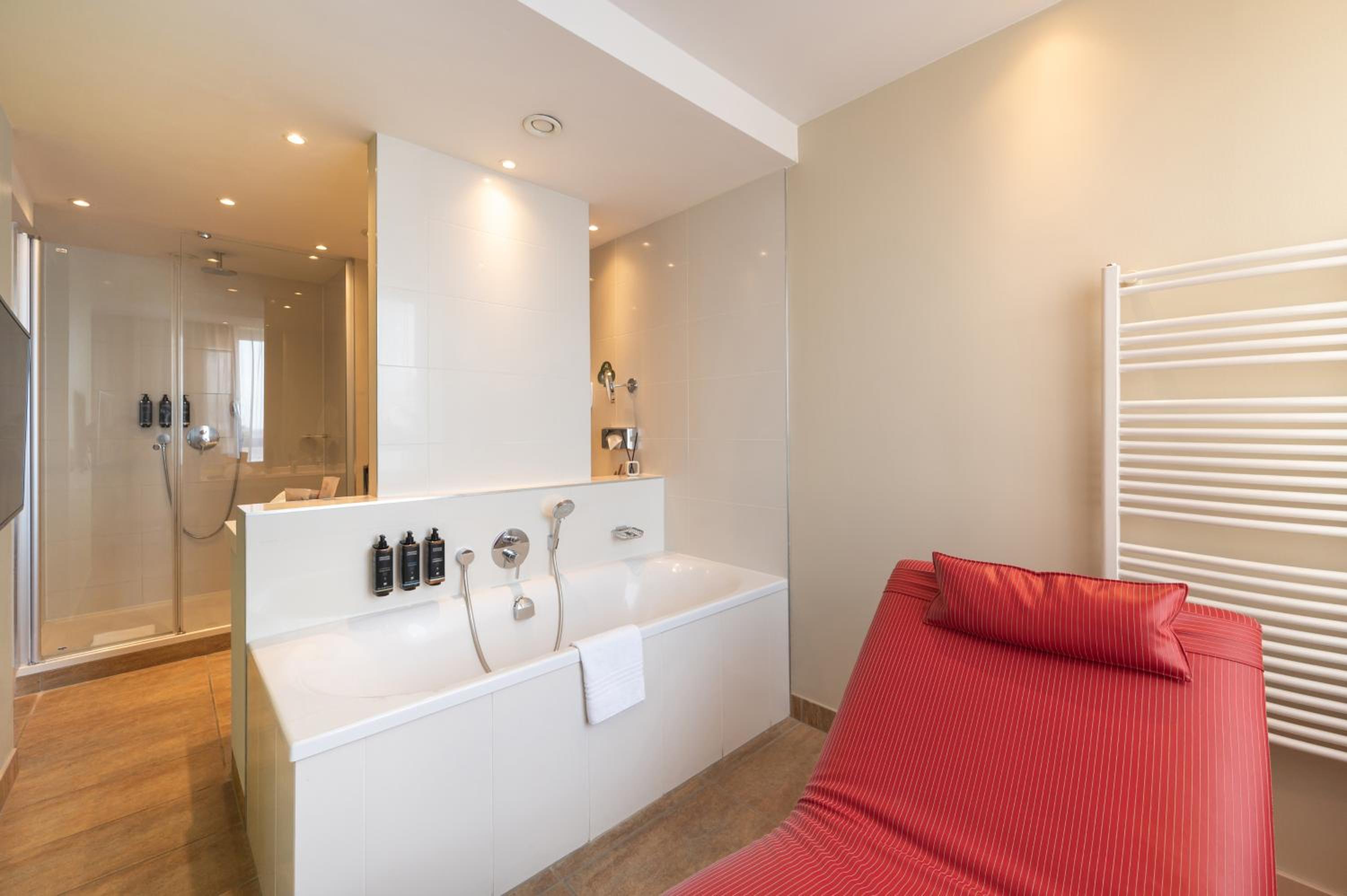 Junior Queen Suite - Photo 3