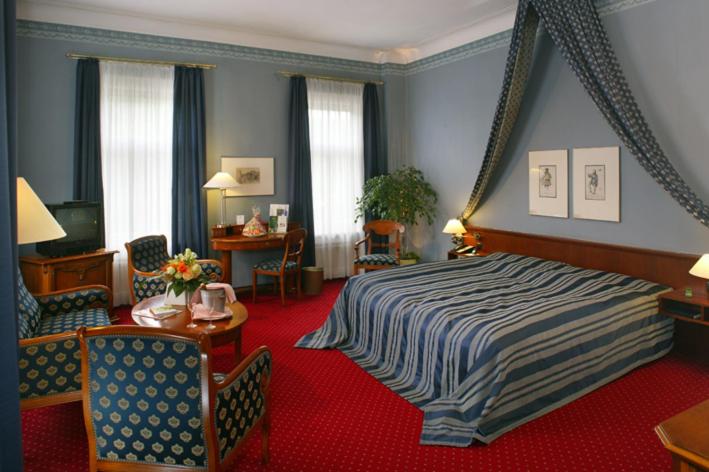 Large Double Room - Photo 3