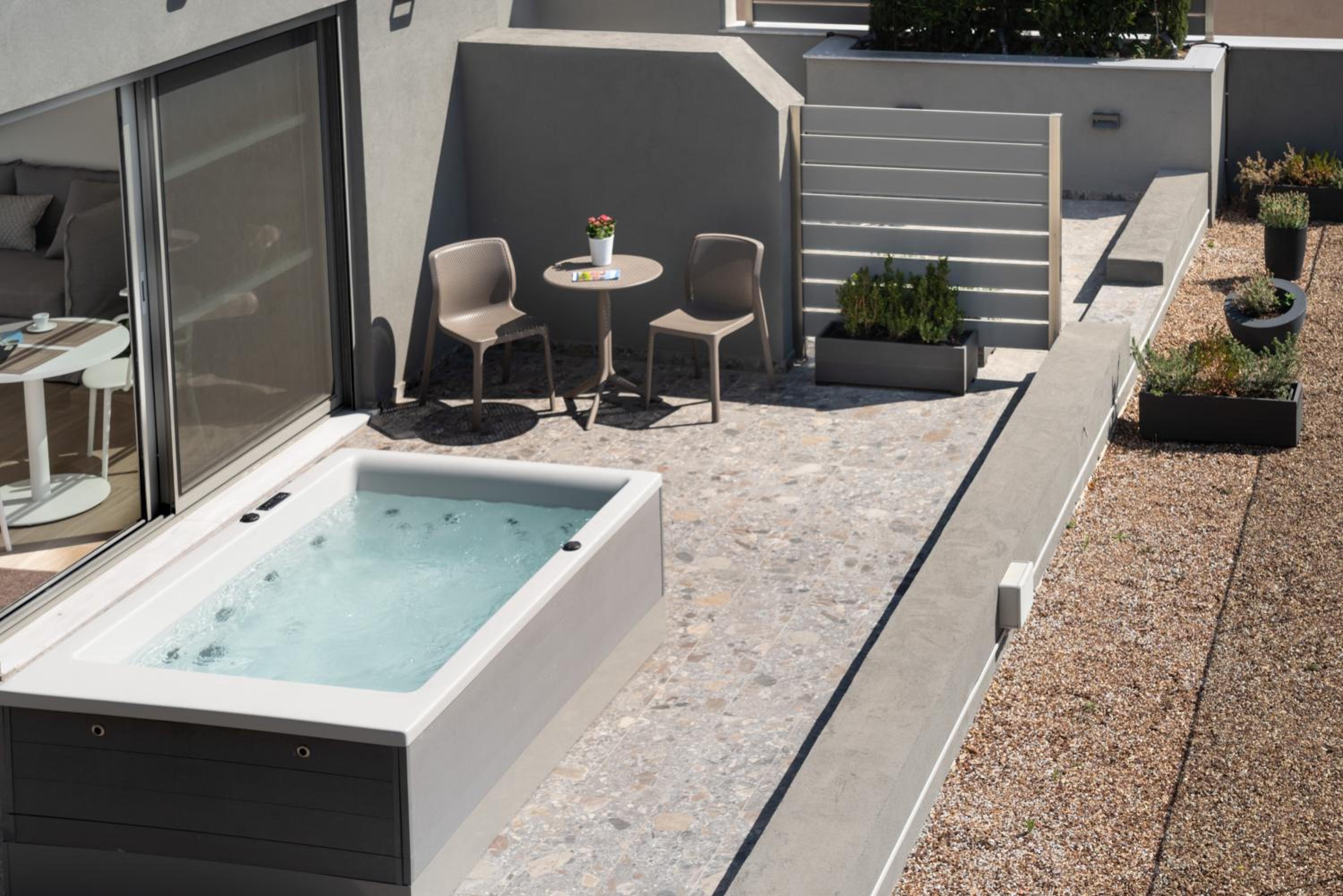 One-Bedroom Roof Top Apartment with Terrace & Hot Tub