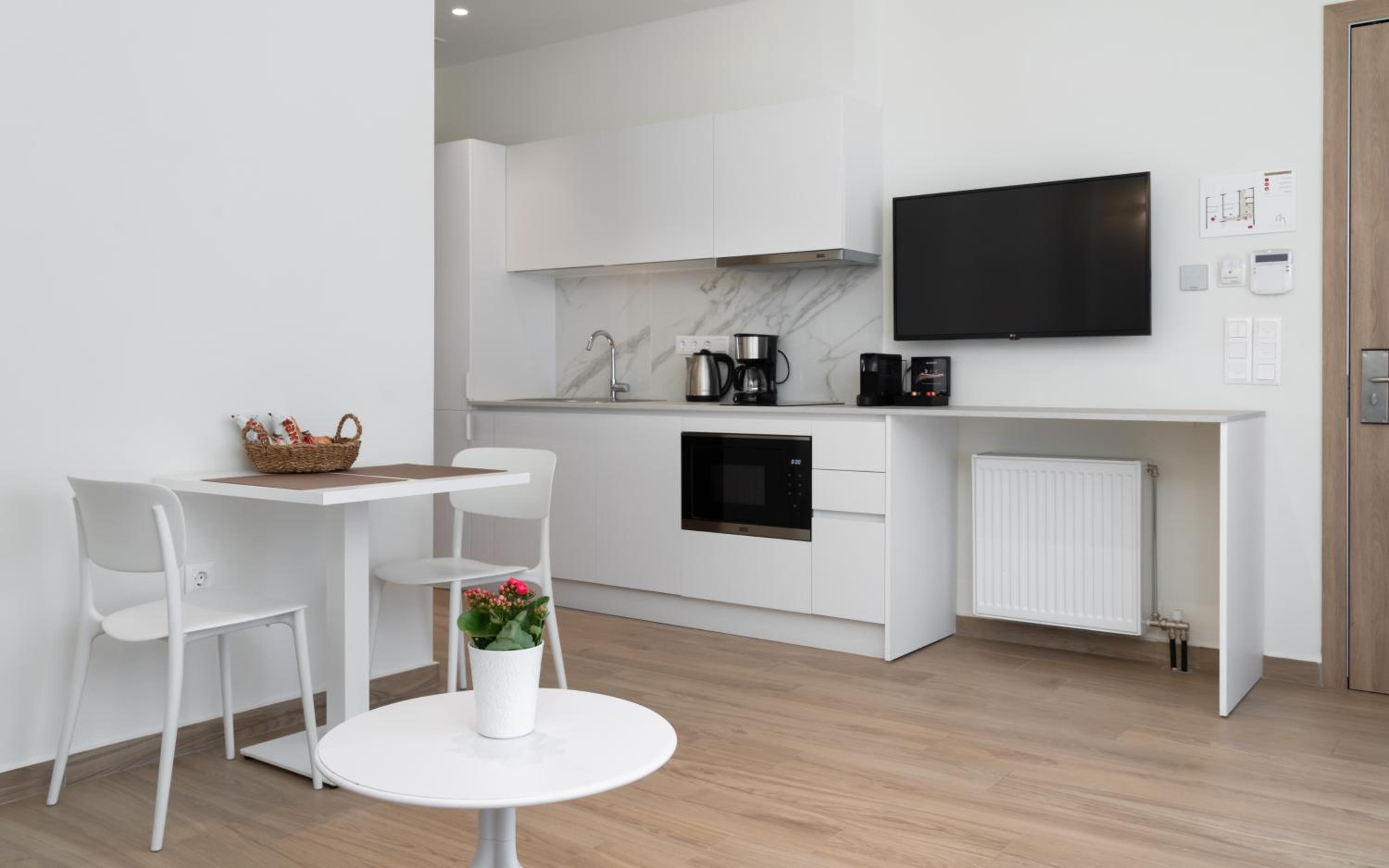 One-Bedroom Apartment with Private Garden and Hot Tub photo 2