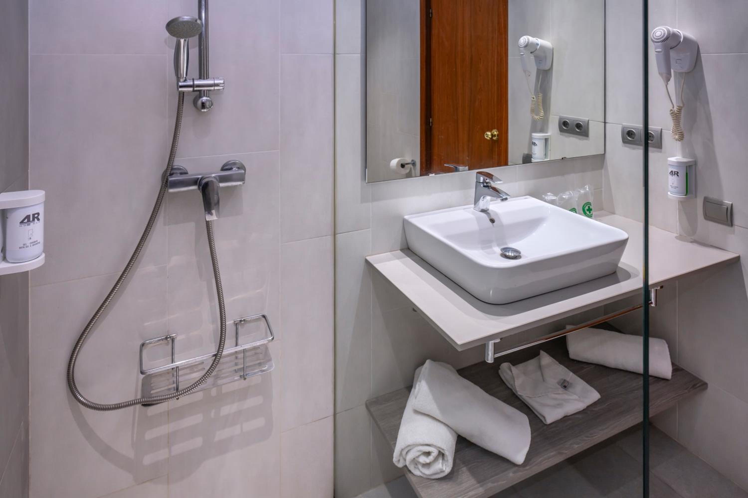 Standard Triple Room (2 Adults + 1 Child) - Photo 4