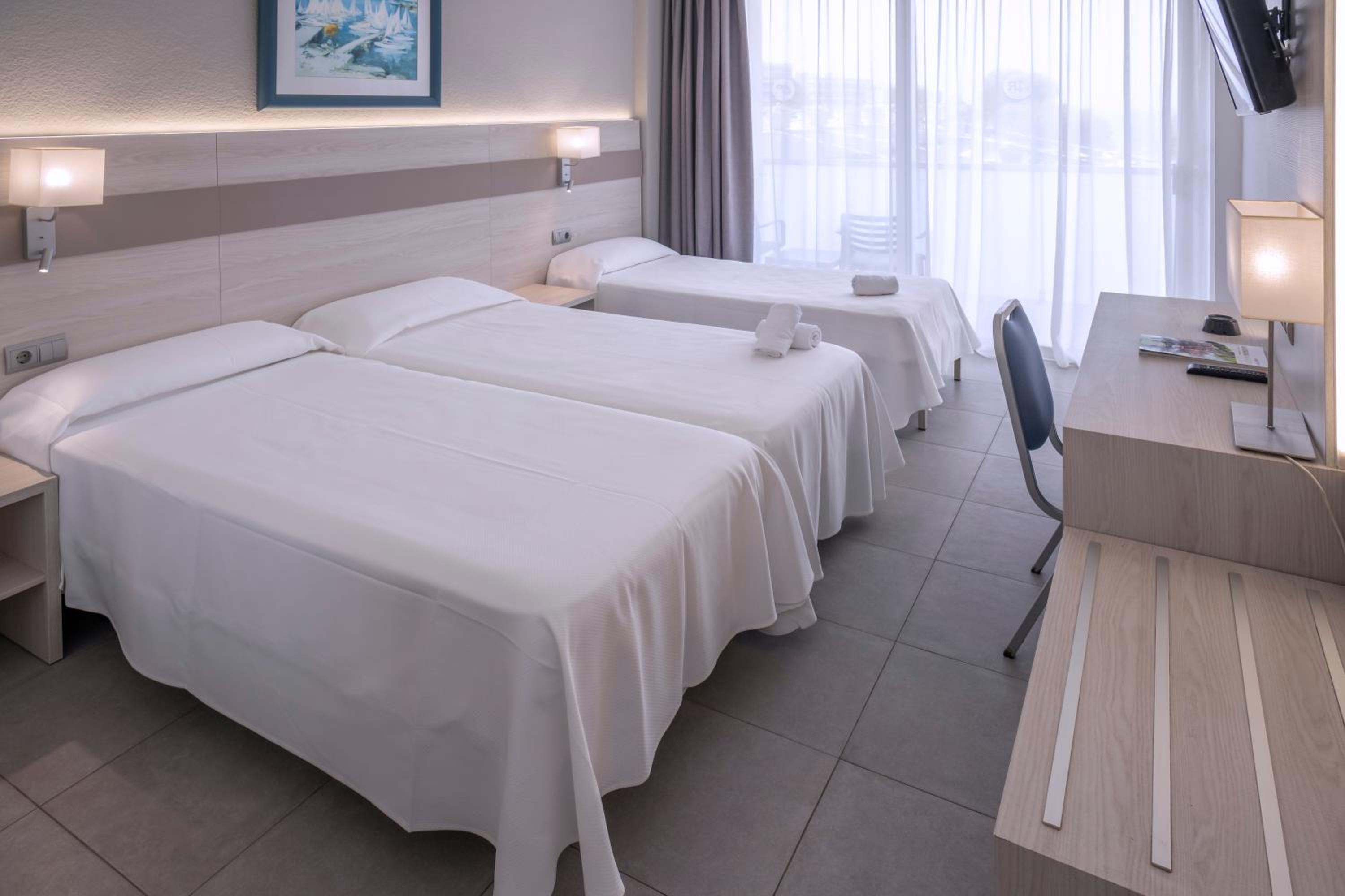 Standard Triple Room (2 Adults + 1 Child) - Photo 7
