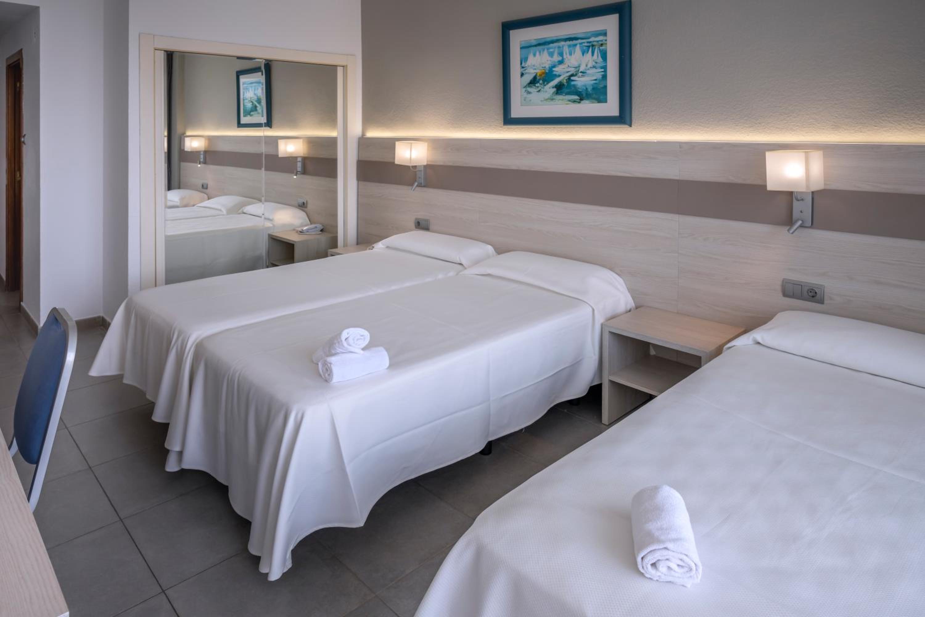 Standard Triple Room (2 Adults + 1 Child) - Photo 2