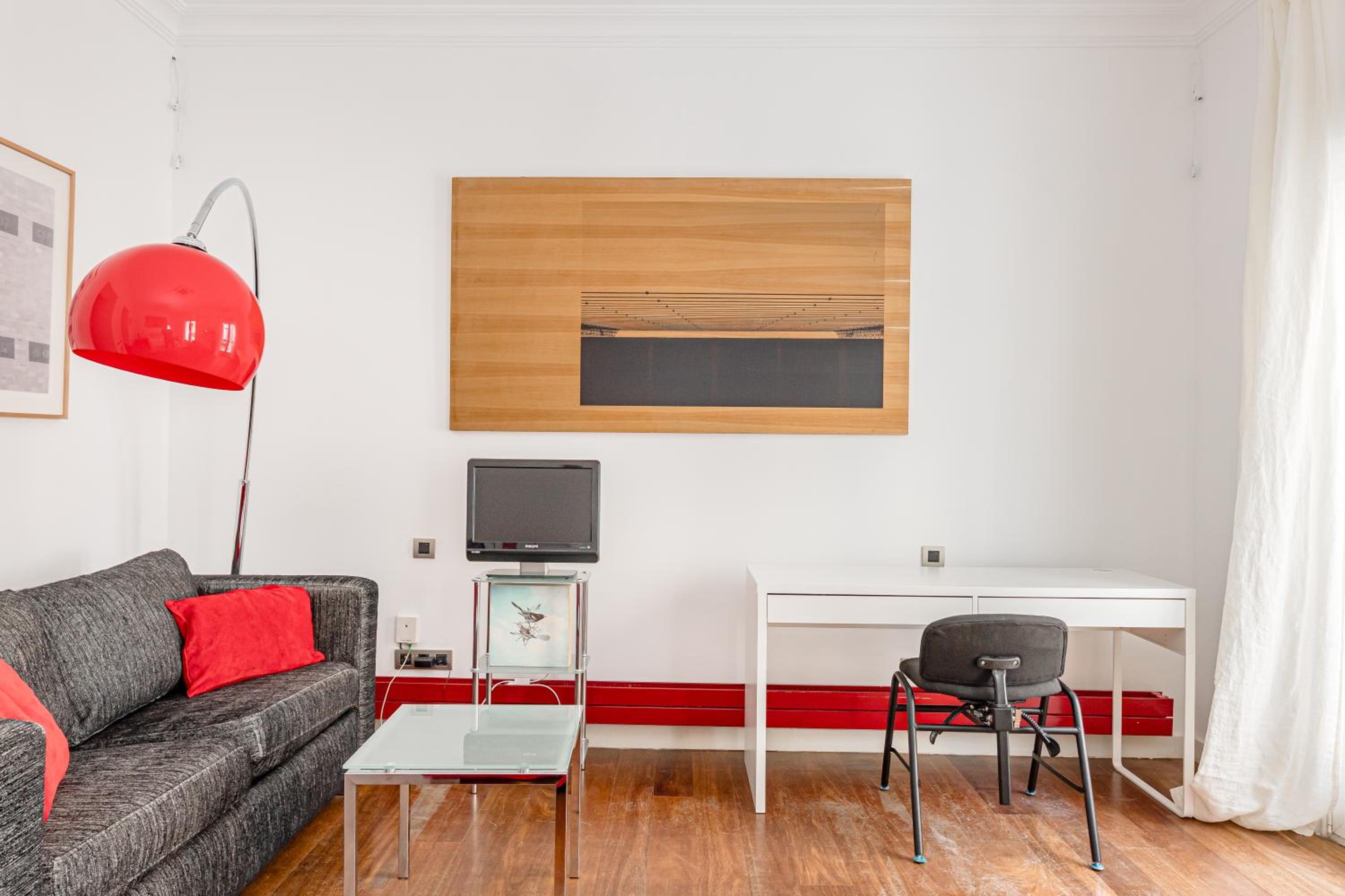 One-Bedroom Apartment photo 2