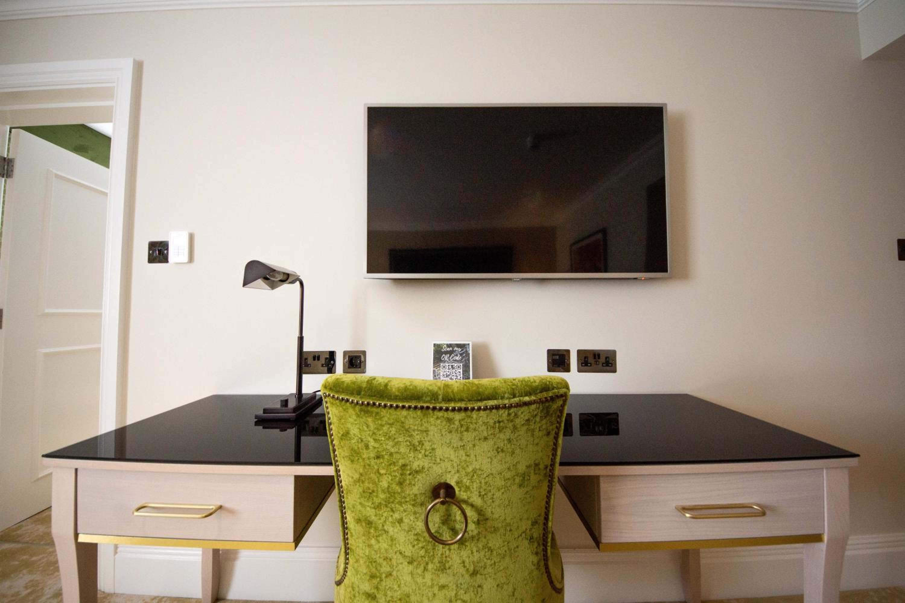 Deluxe King Suite - Photo 6