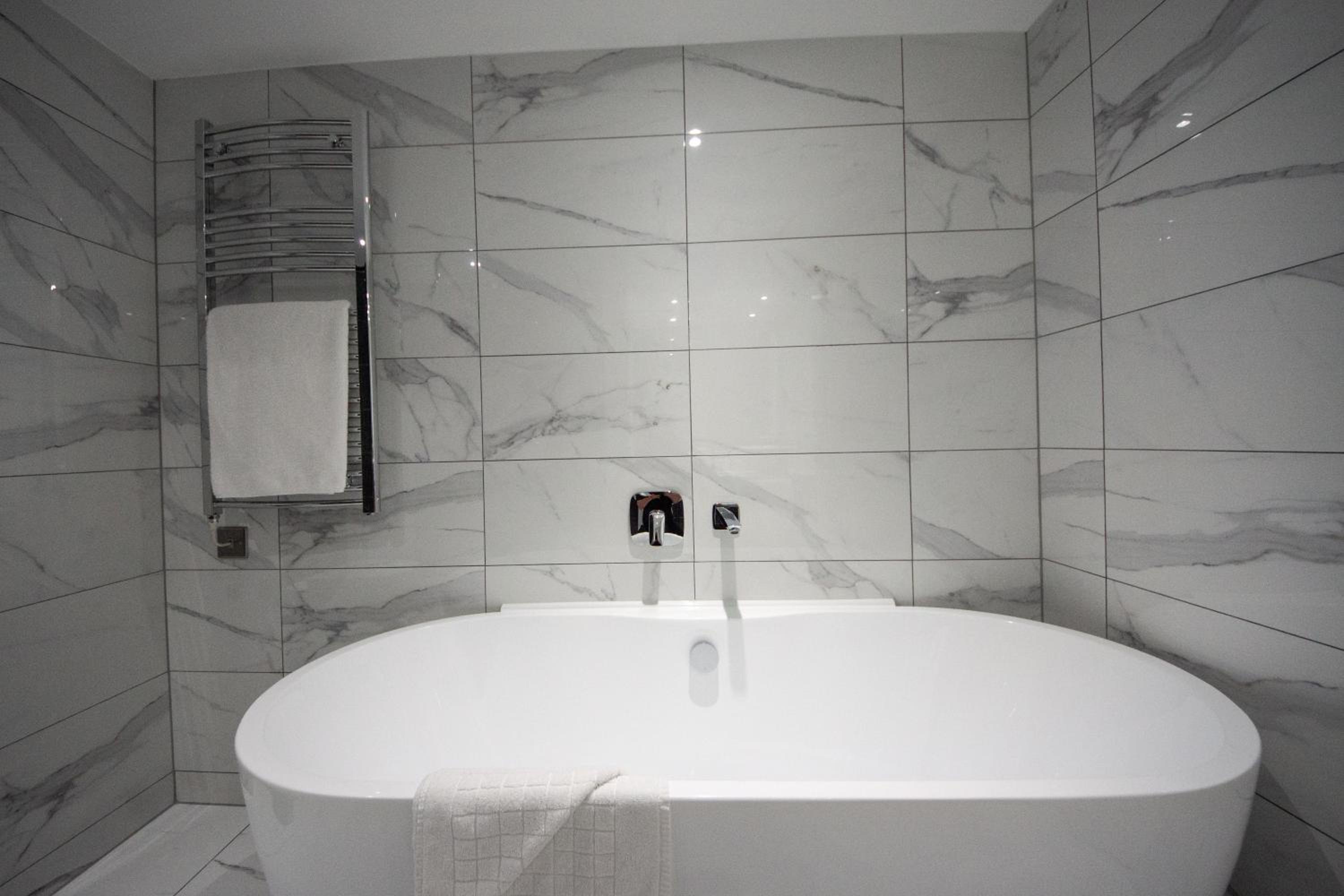 Deluxe King Suite - Photo 7