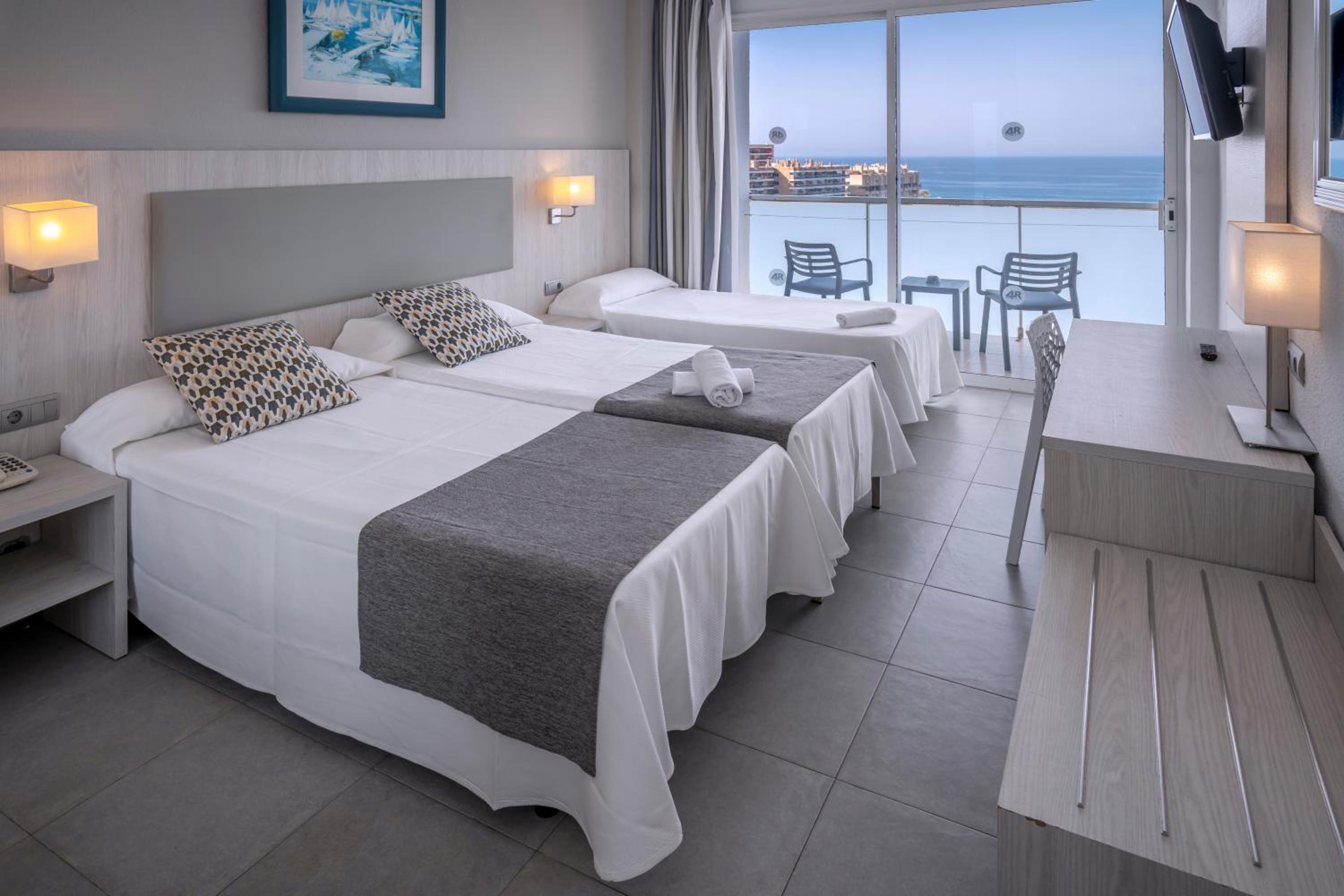 Triple Room with Sea View (2 Adults + 1 Child) - Photo 1