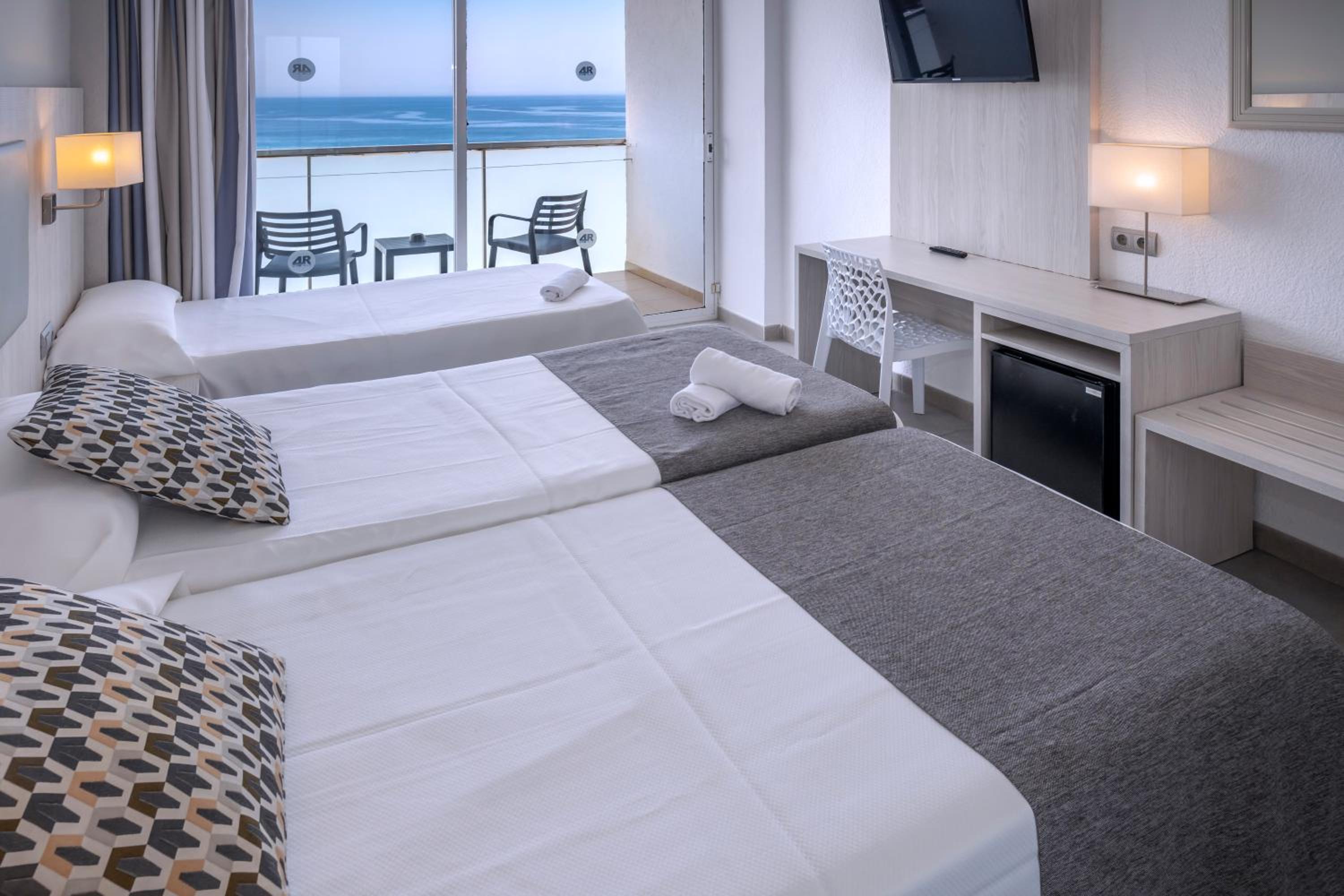 Triple Room with Sea View (2 Adults + 1 Child) - Photo 5