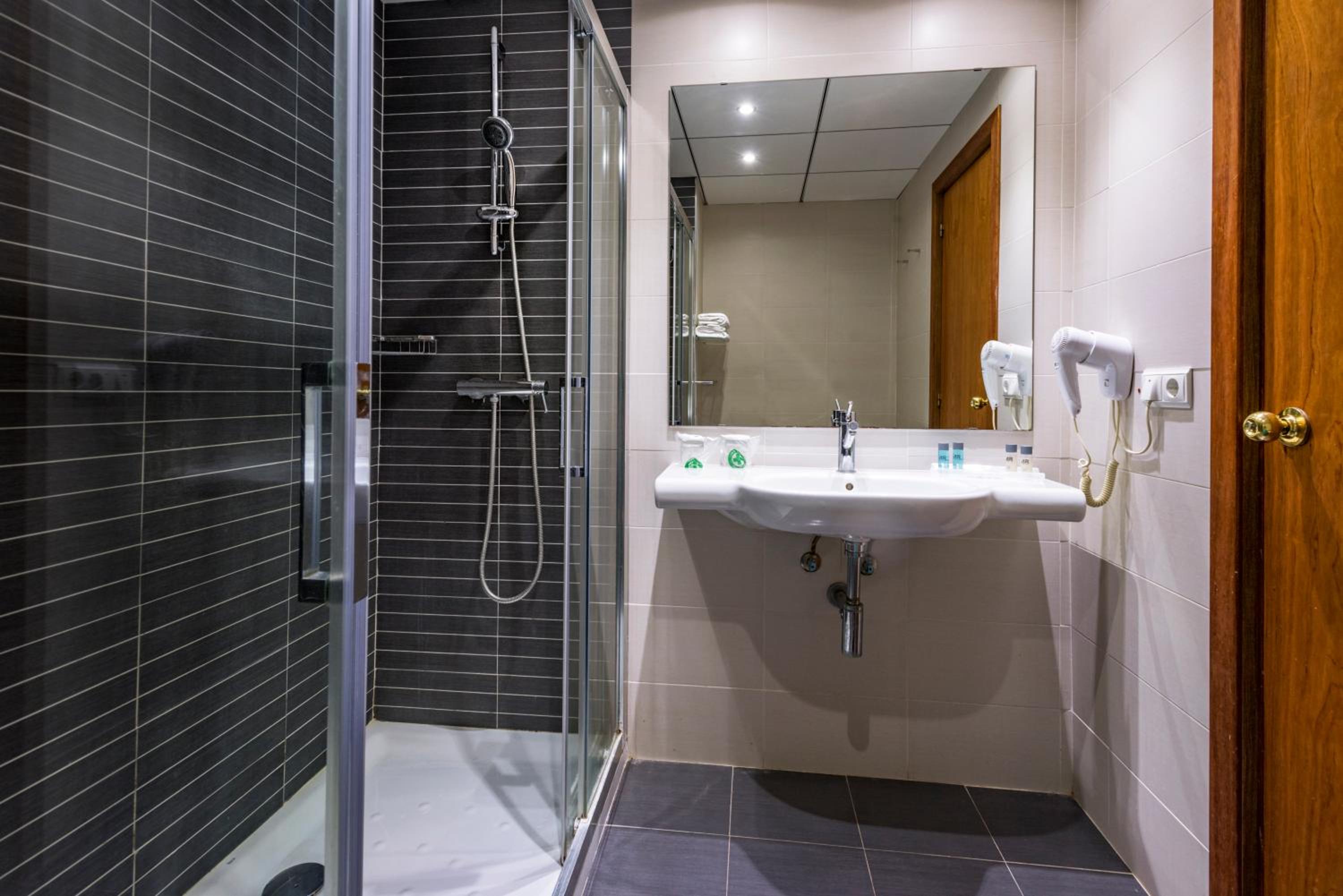Double Room with Sea View (2 Adults) - Photo 4