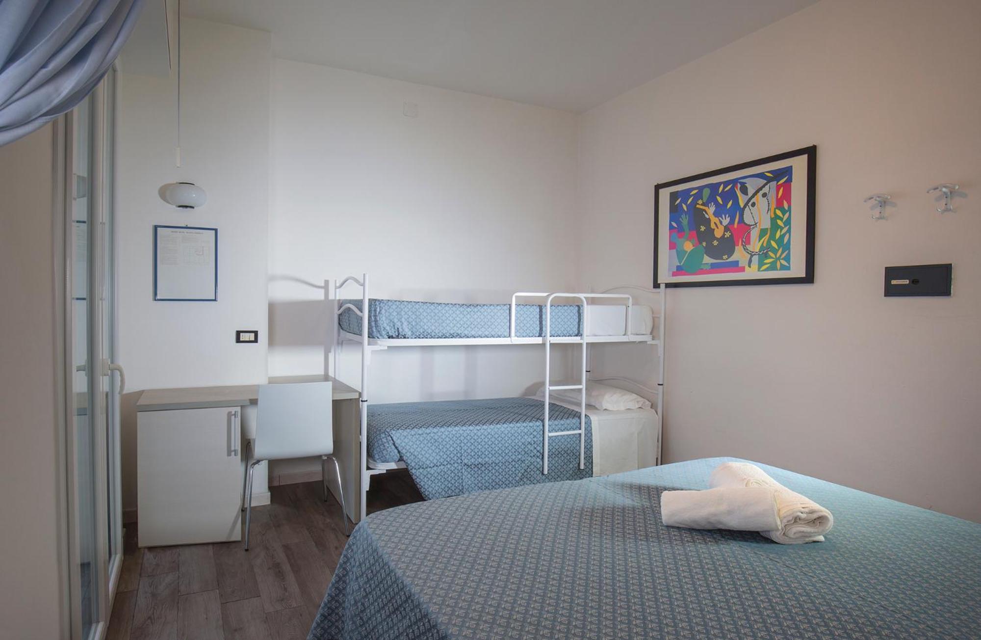 Quadruple Room with Balcony - Photo 3