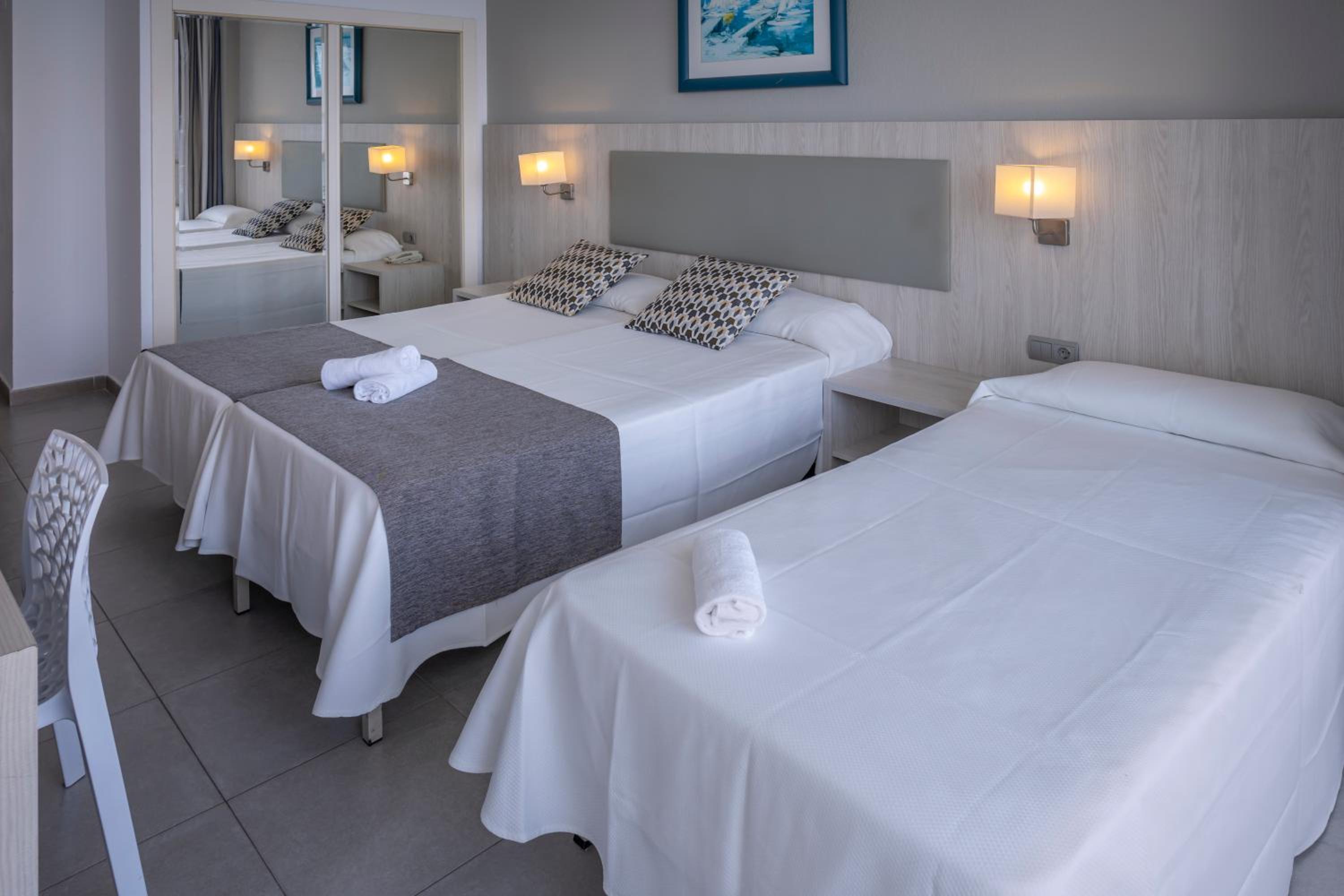 Triple Room with Sea View (2 Adults + 1 Child) - Photo 3
