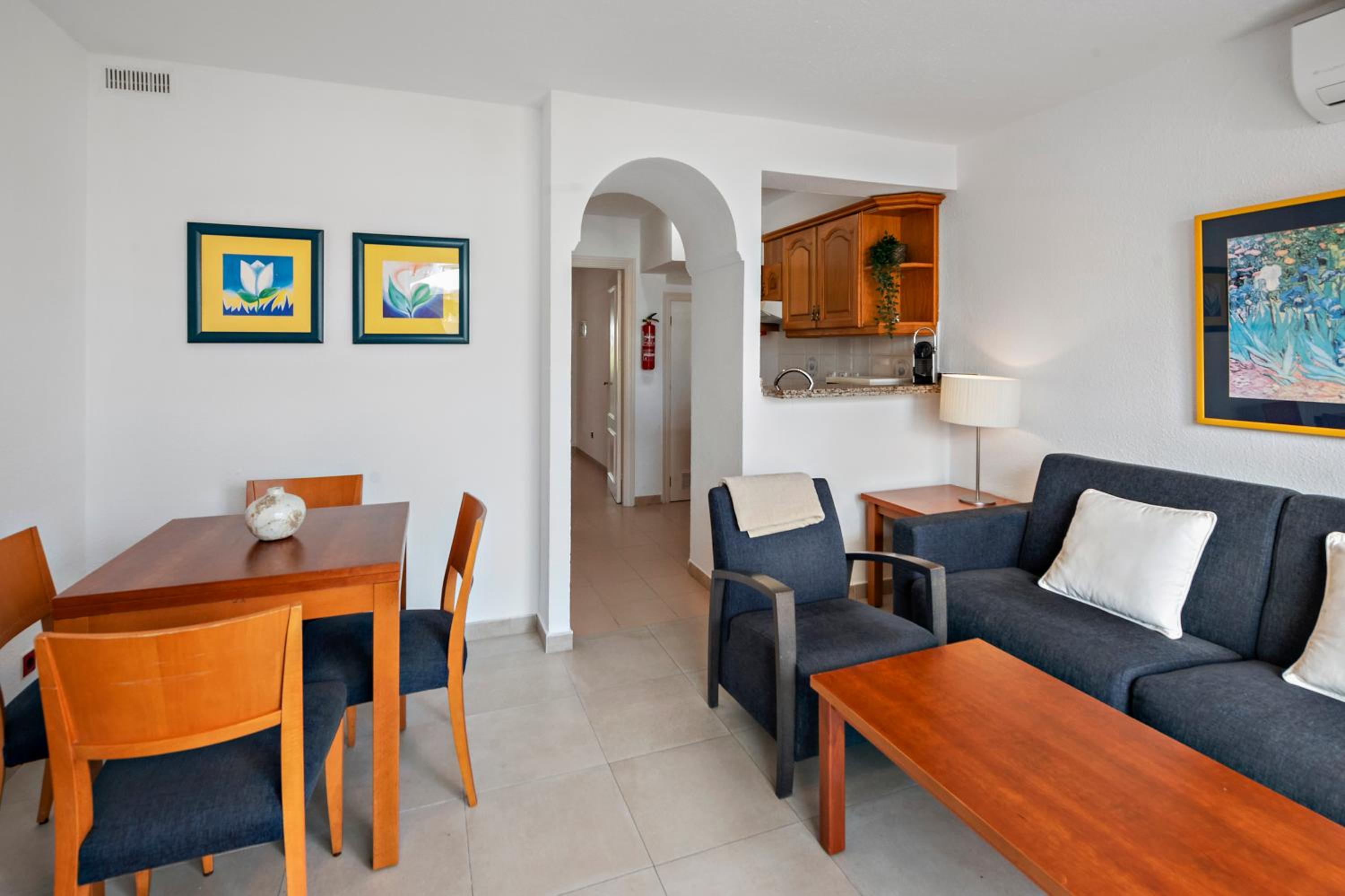 Classic One Bedroom Apartment - Photo 4