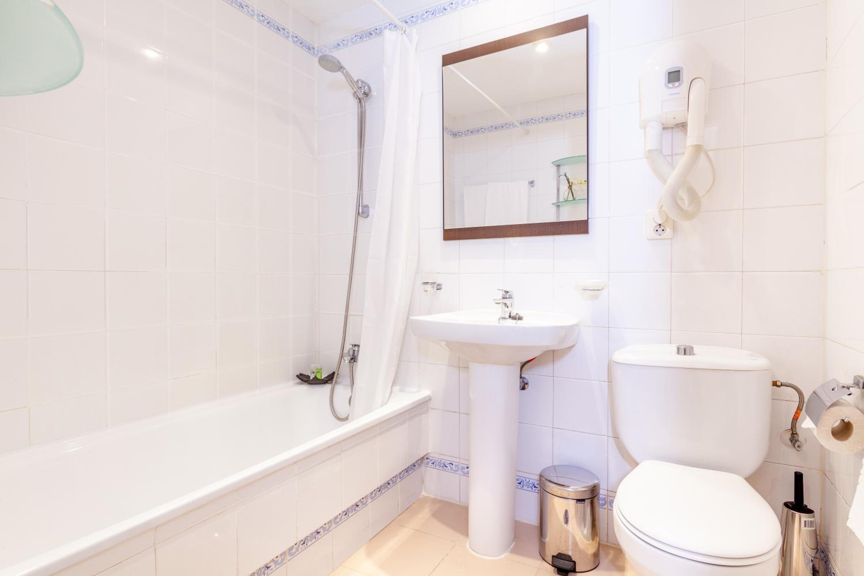 Classic One Bedroom Apartment - Photo 2