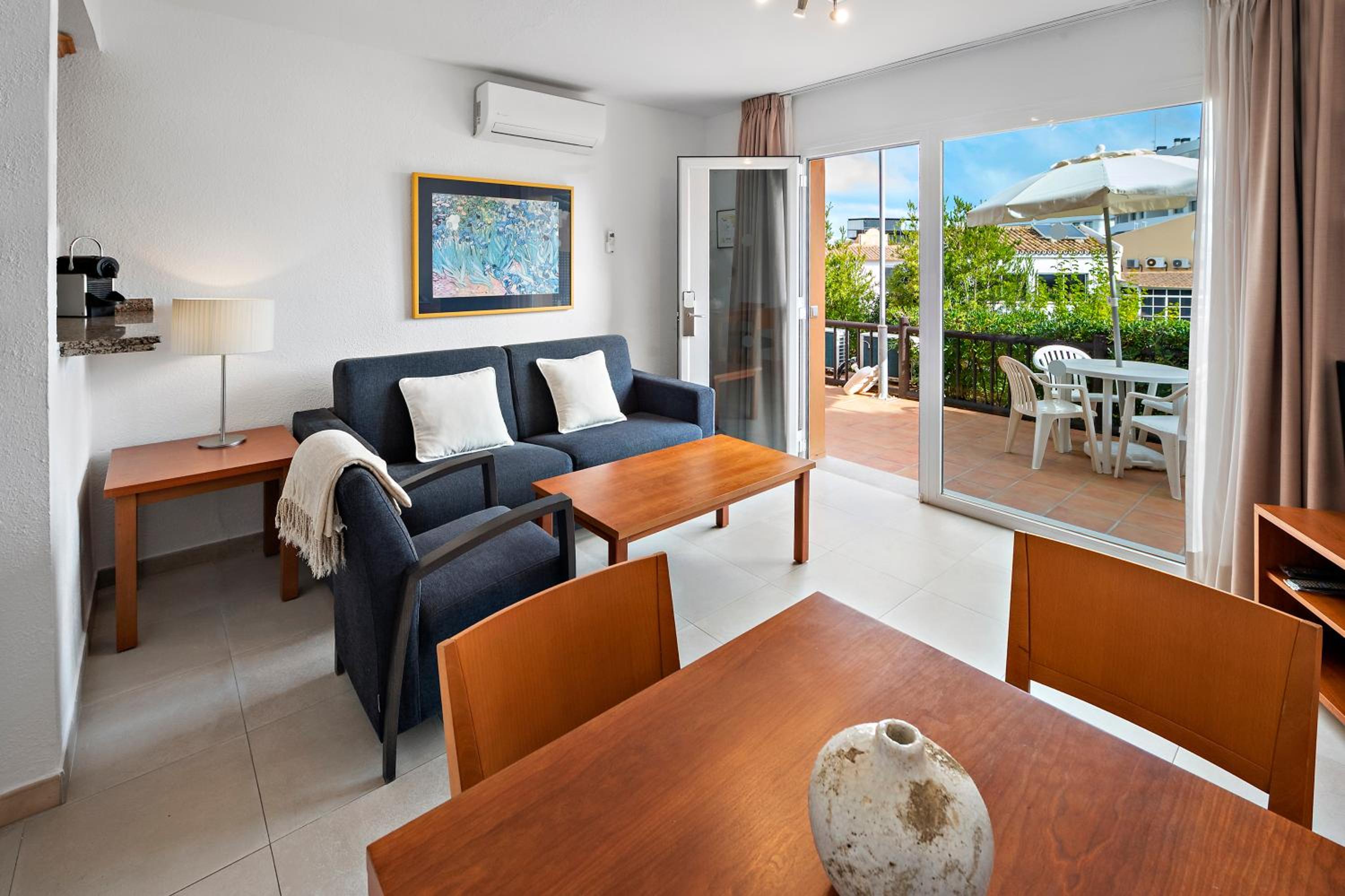 Classic One Bedroom Apartment - Photo 3