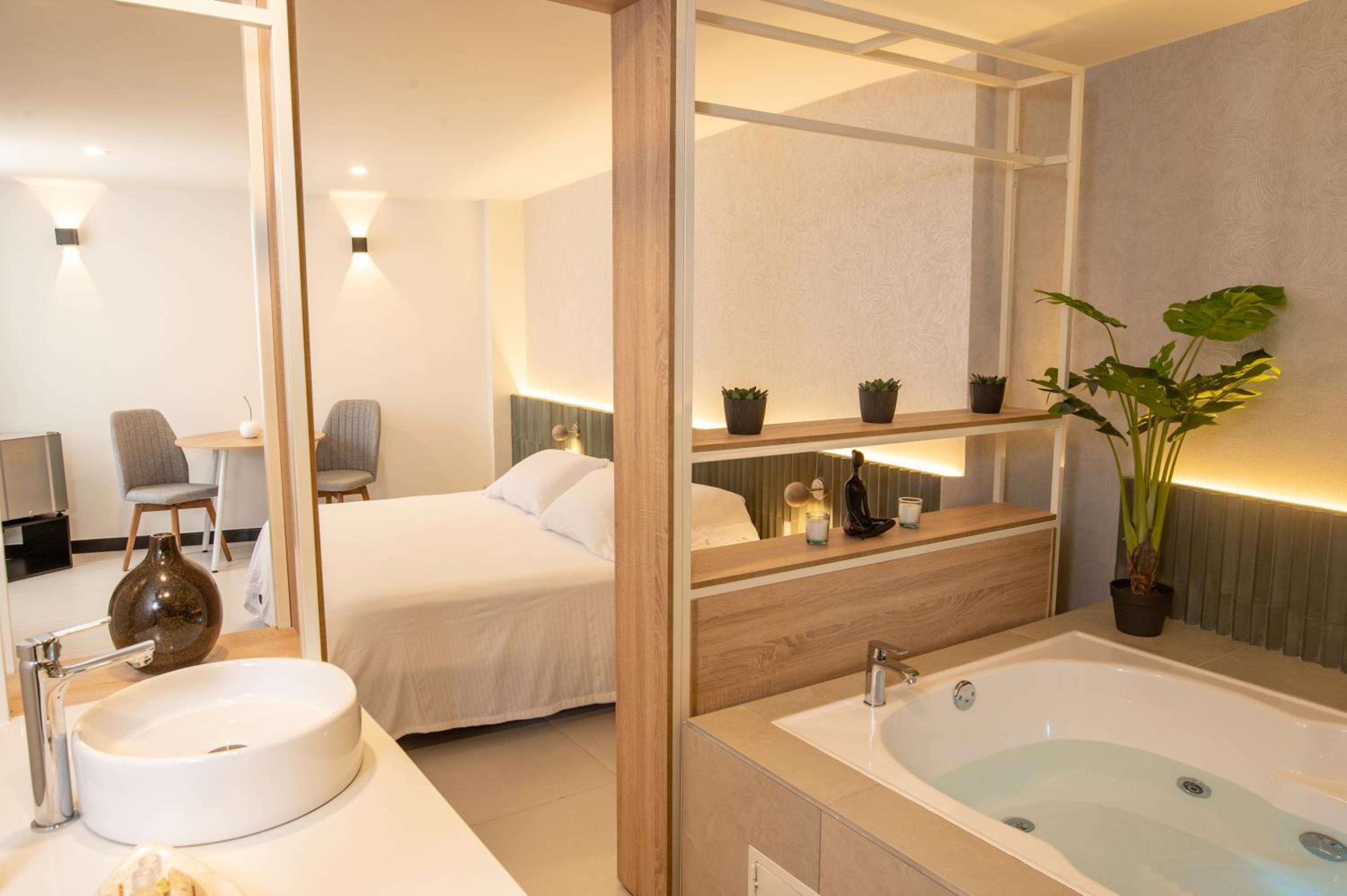 Queen Suite with Spa Bath photo 2