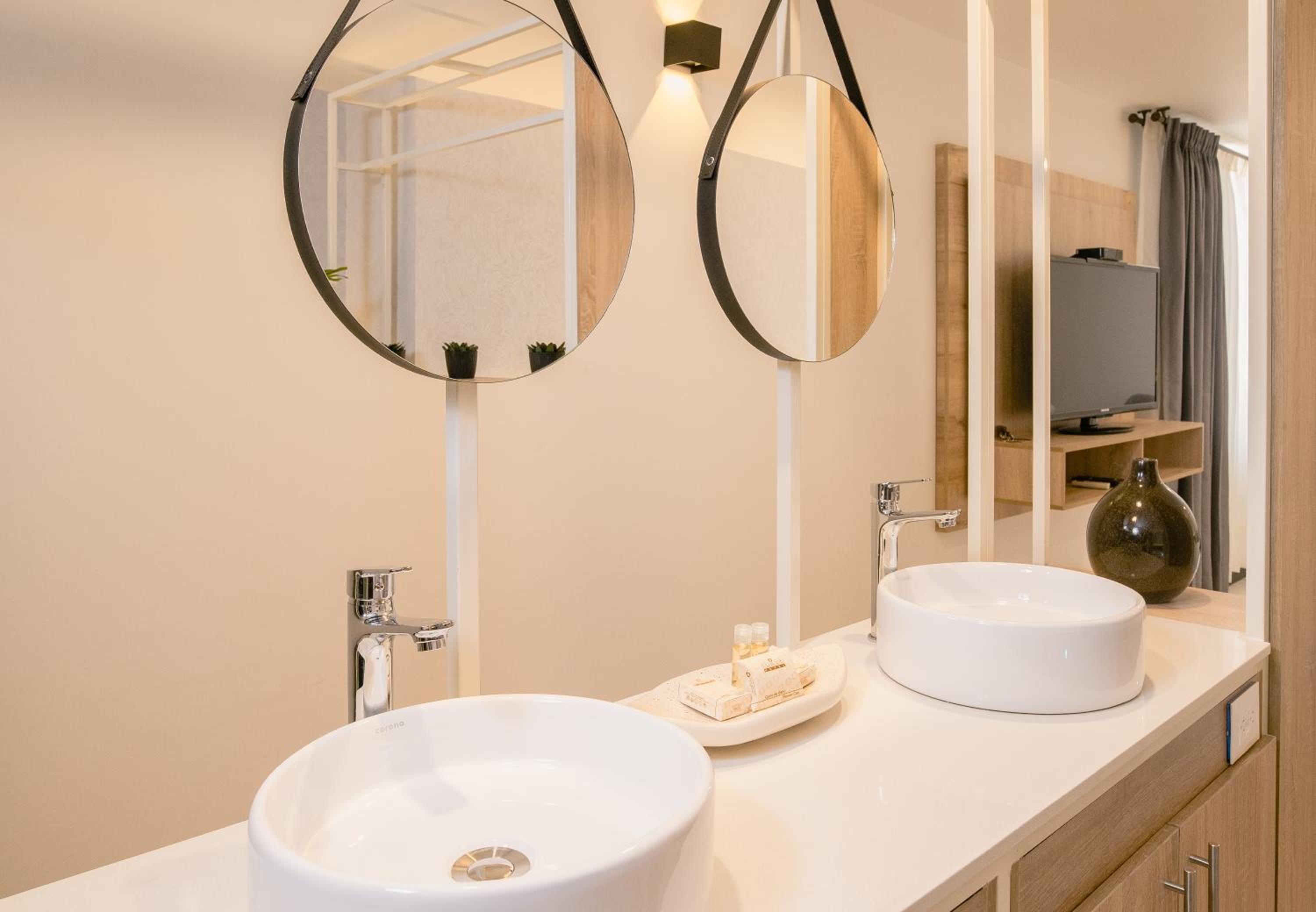 Queen Suite with Spa Bath photo 3