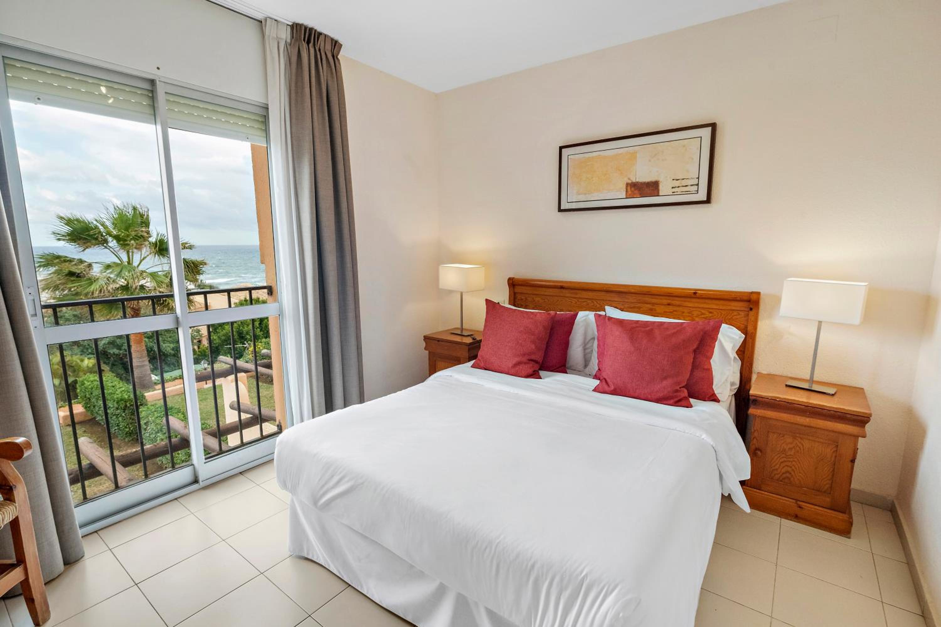 Classic Two Bedroom Apartment with Sea View thumbnail 6