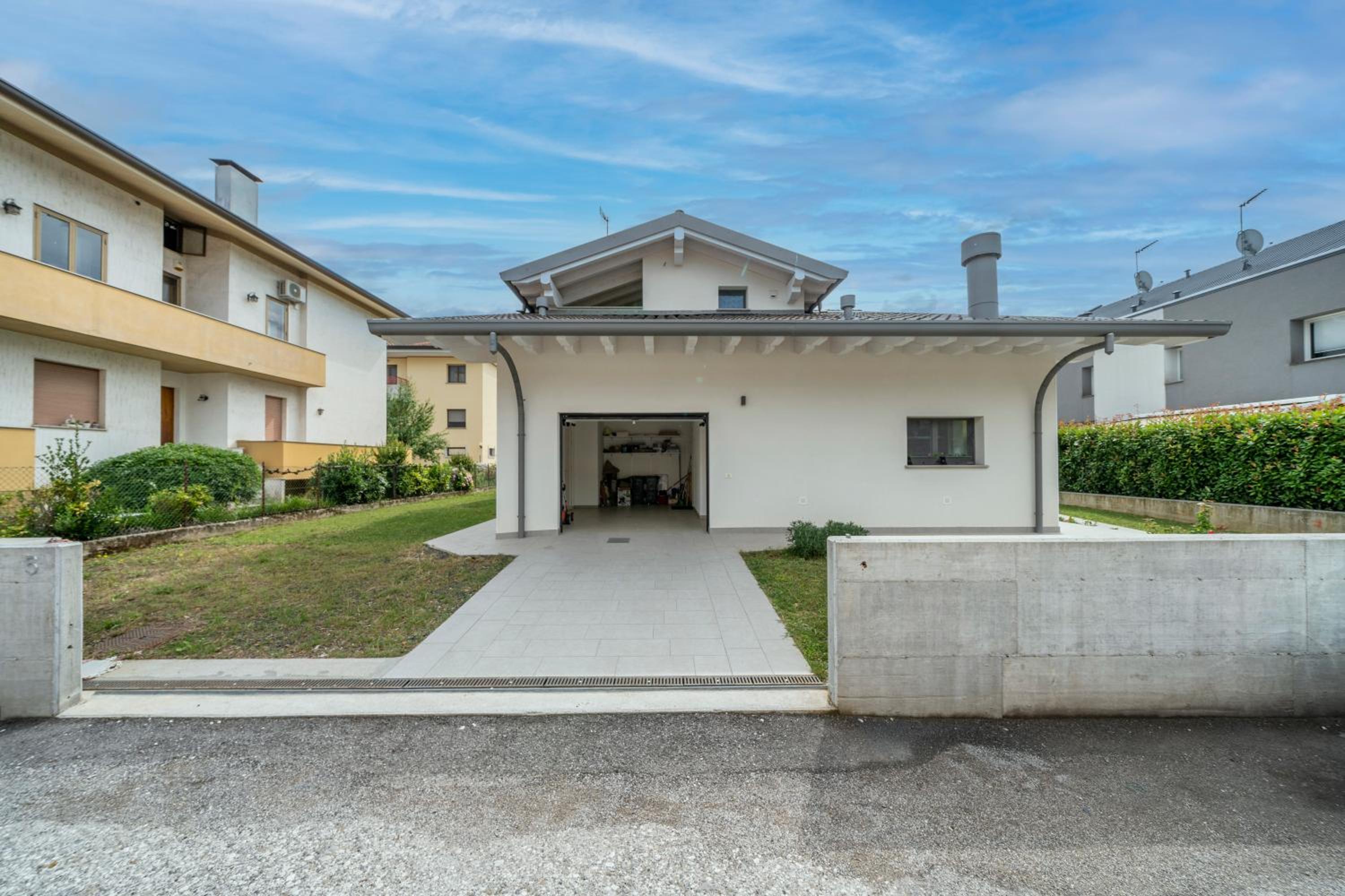 Villa photo 2
