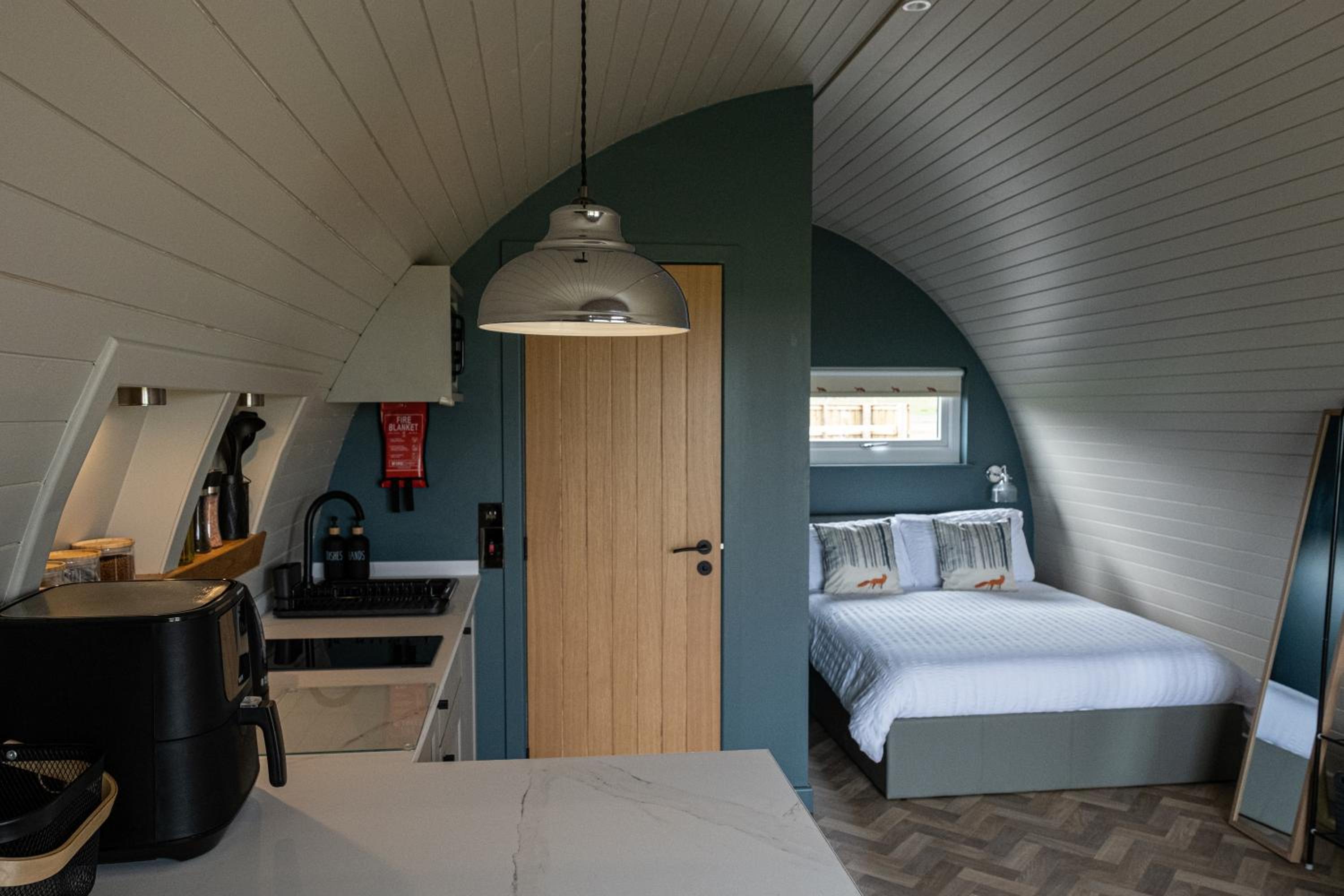 Glamping Pod – Hot Tub - Dog friendly (Foxes Den)