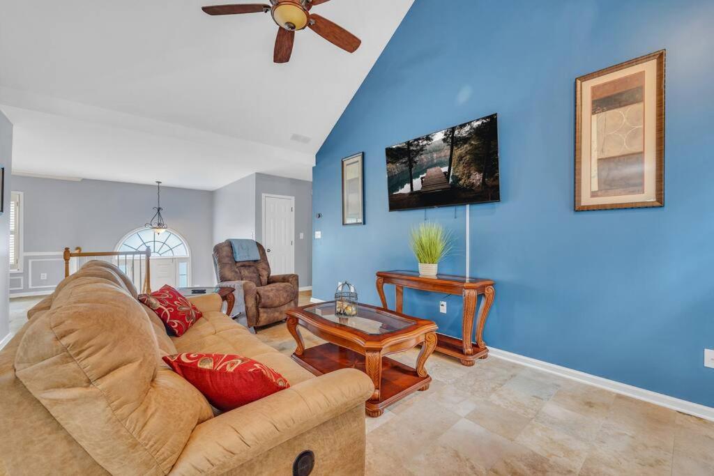 Three-Bedroom House photo 2