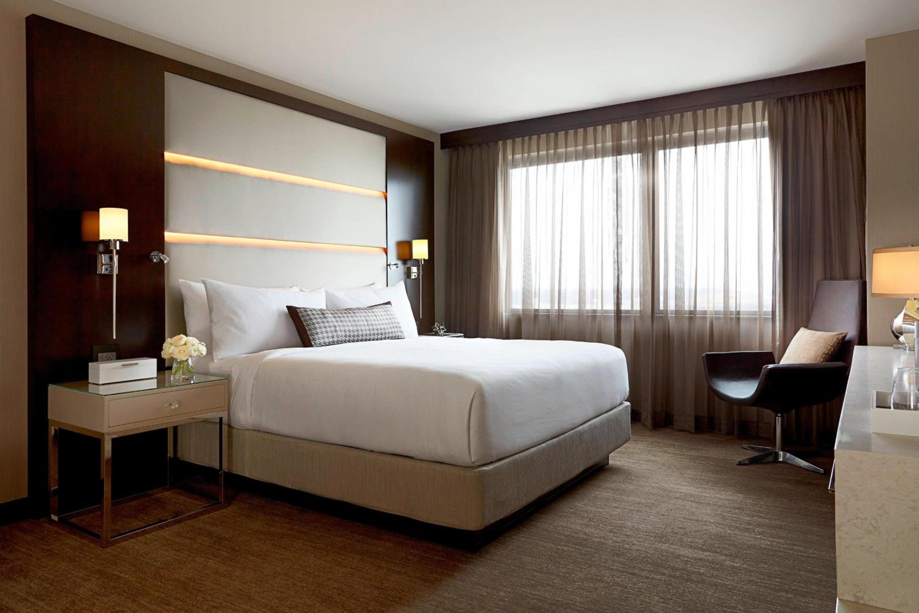 One-Bedroom King Suite with Sofa Bed and Roll-in Shower - Mobility Accessible