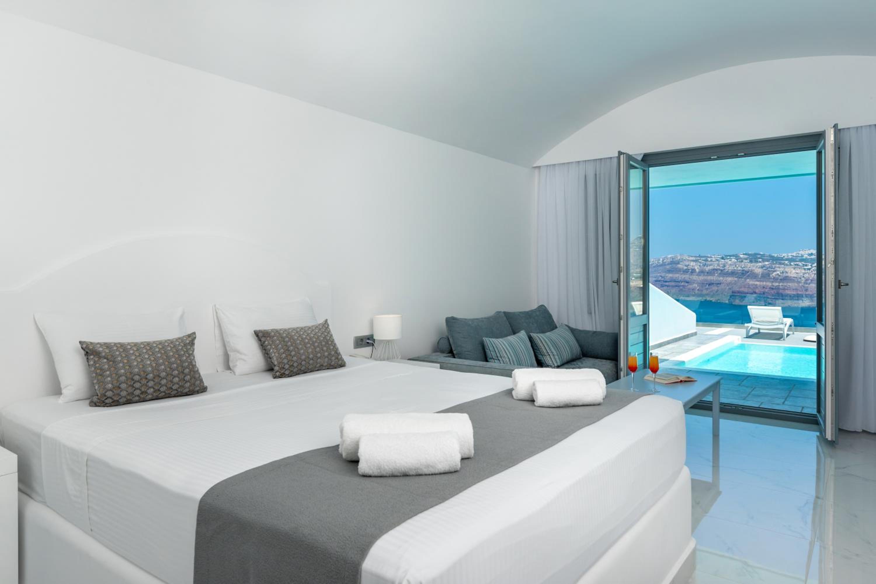 Cliffside Junior Suite with Private Pool and Caldera View