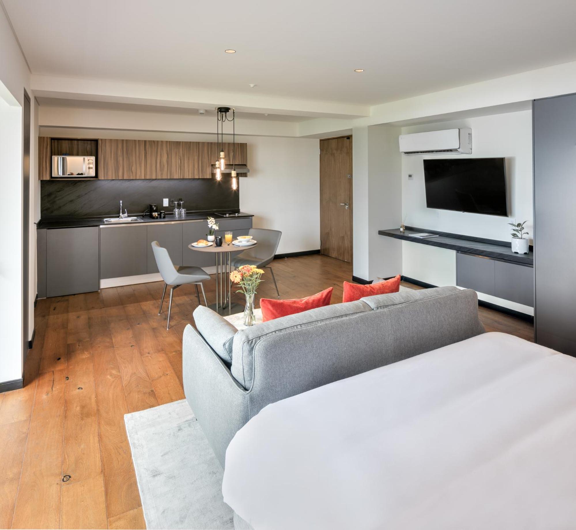 Suite with Balcony - Photo 9