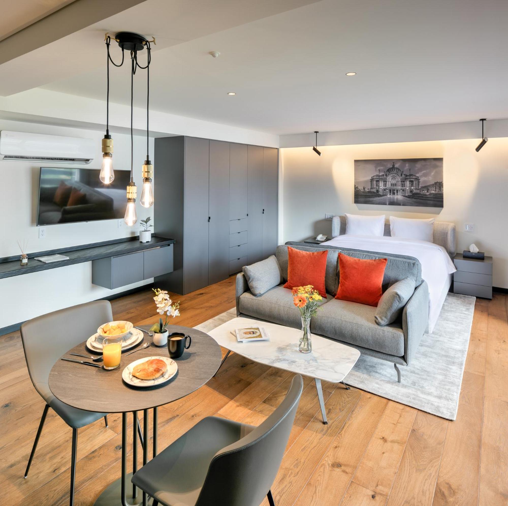 Suite with Balcony - Photo 8