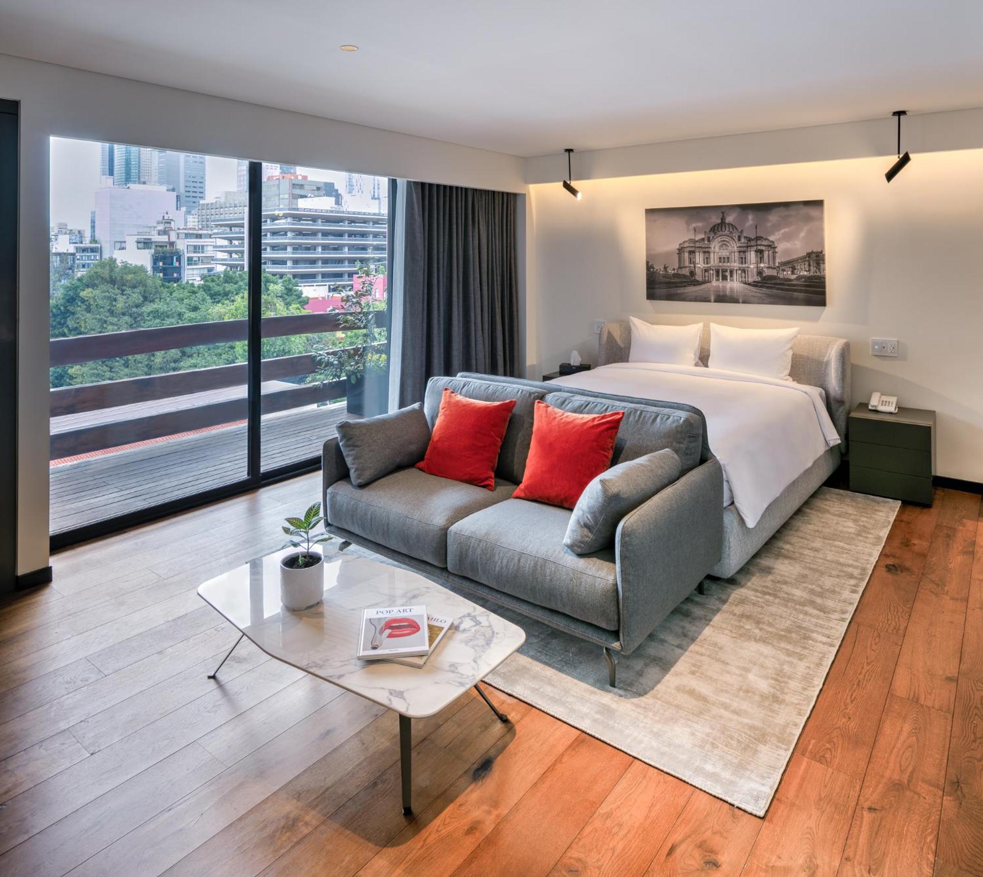Suite with Balcony - Photo 6