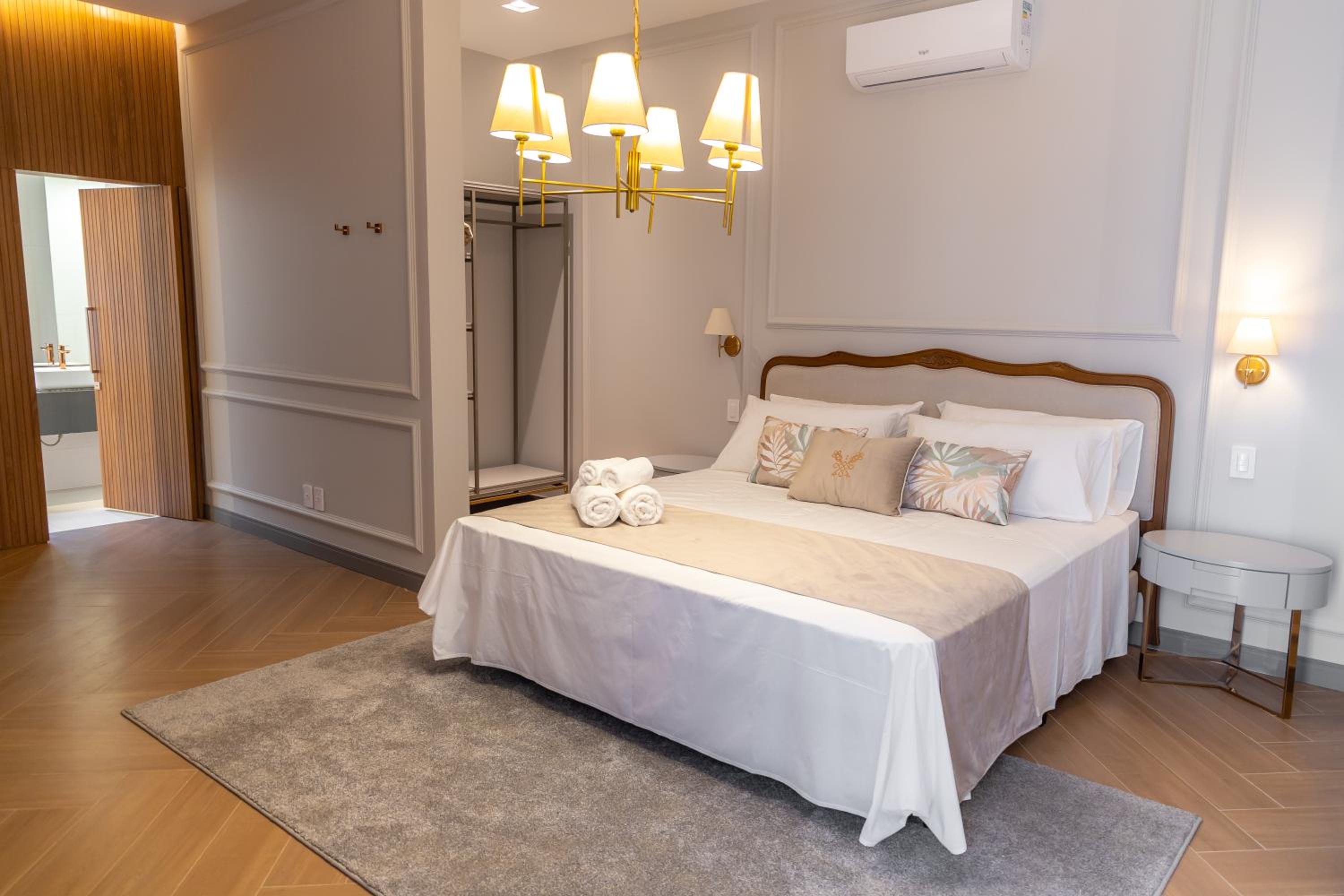 Deluxe King Suite photo 1